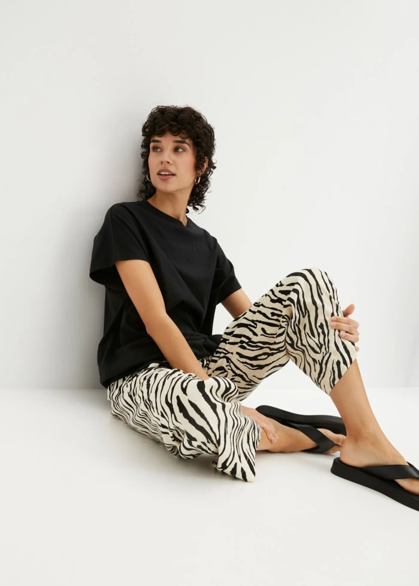 bonprix bonprix Camisetas>Camiseta de mezcla de algodón y viscosa con detalle de lazo en el dobladillo Negro