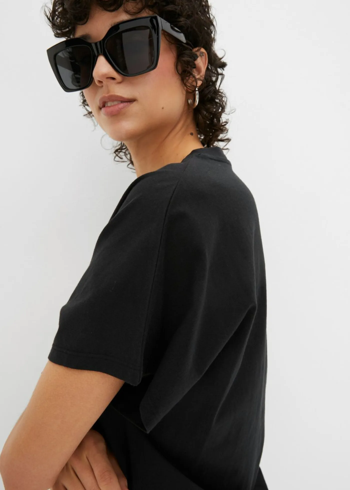 bonprix bonprix Camisetas>Camiseta de mezcla de algodón y viscosa con detalle de lazo en el dobladillo Negro