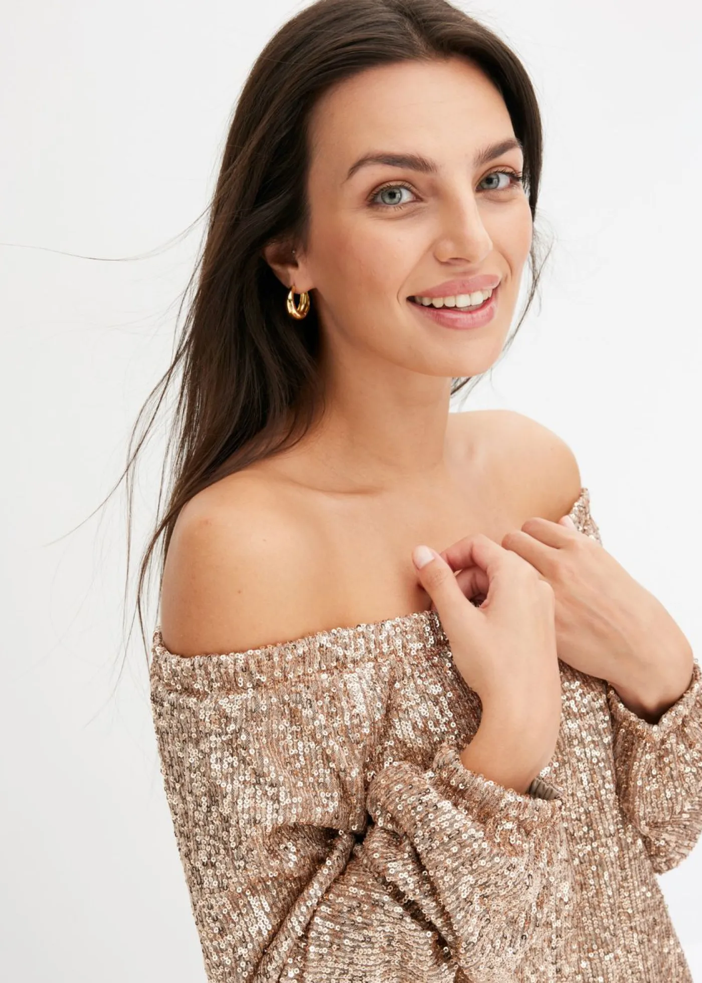 bonprix bonprix Camisetas>Camiseta holgada con escote bañera y lentejuelas Piedra/plata