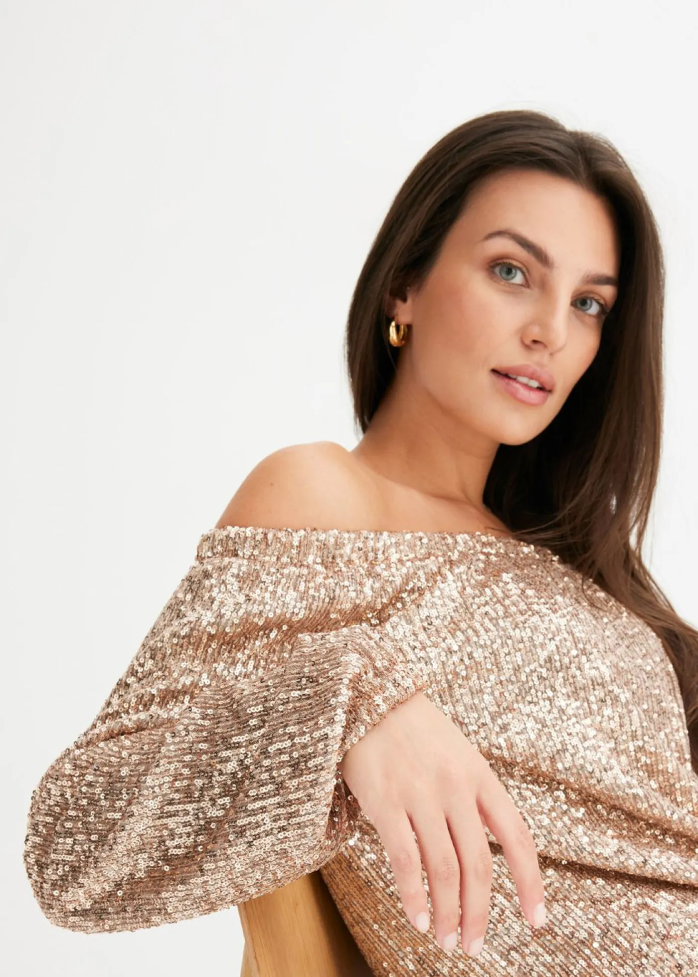 bonprix bonprix Camisetas>Camiseta holgada con escote bañera y lentejuelas Piedra/plata