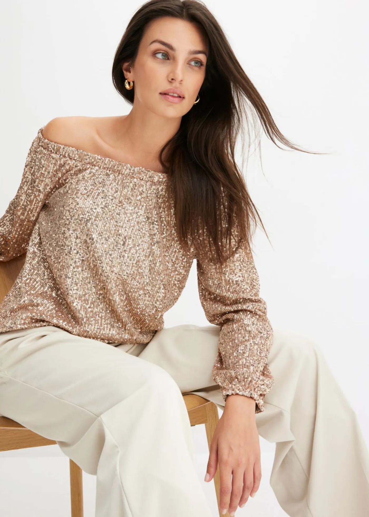 bonprix bonprix Camisetas>Camiseta holgada con escote bañera y lentejuelas Piedra/plata