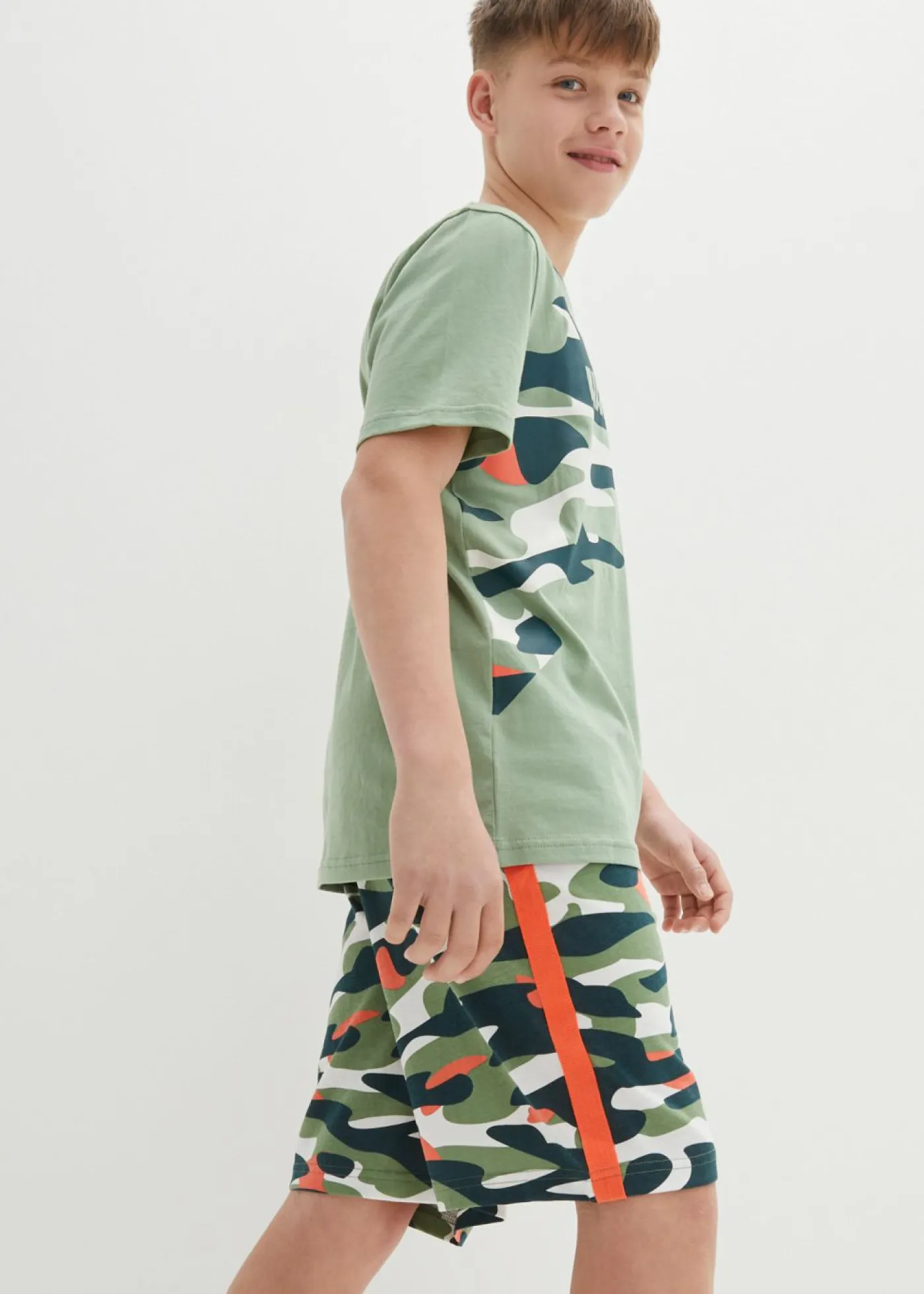 bonprix bonprix Ropa 2 A 9 Años·Pantalones Cortos|Ropa 2 A 9 Años·Camisetas>Camiseta y pantalón corto de algodón puro (conjunto de 2 piezas) Verde pino con estampado gráfico