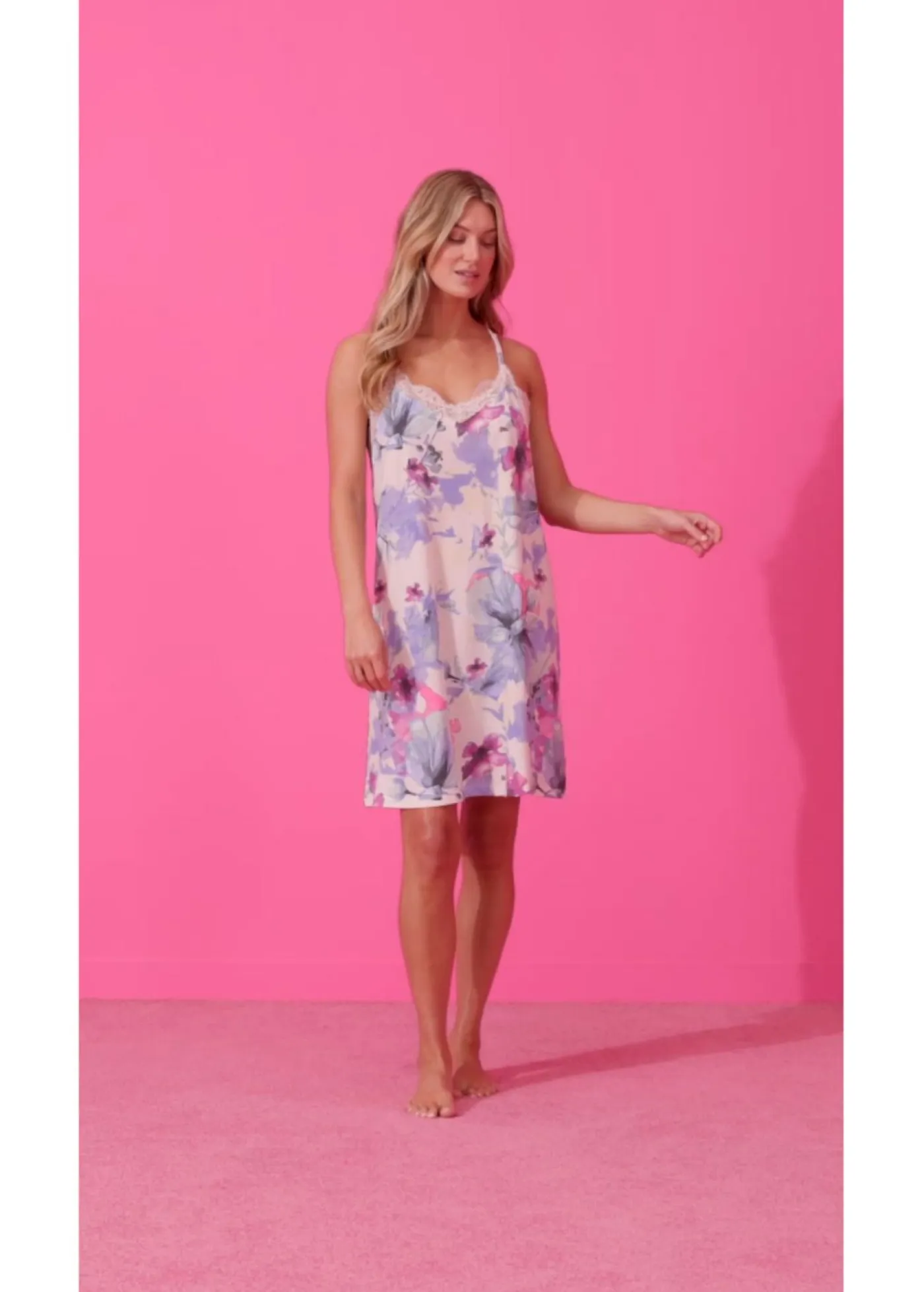 bonprix bonprix Ropa Para Dormir>Camisón corto de suave mezcla de viscosa rosa claro con flores