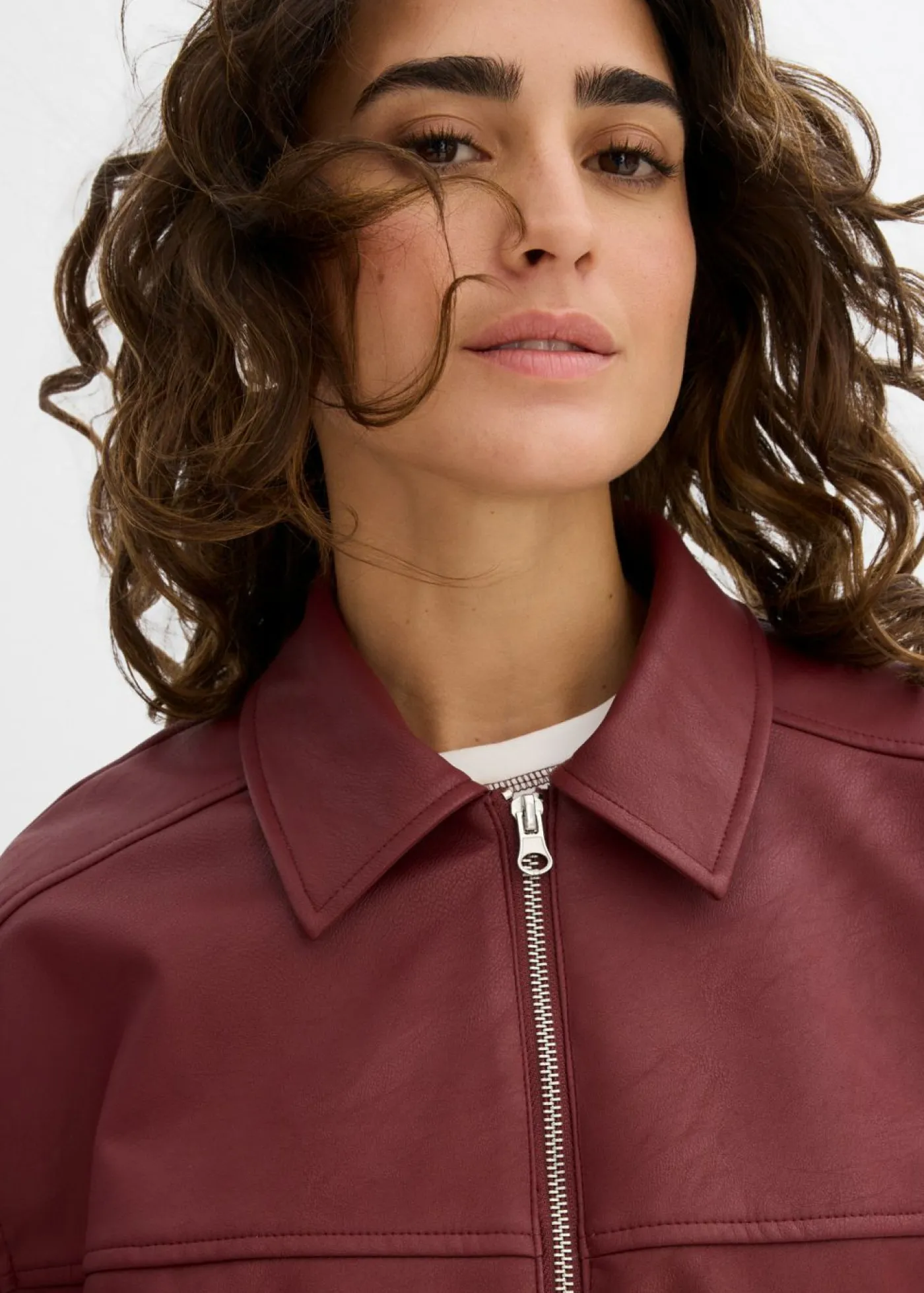 bonprix bonprix Chaquetas Y Abrigos>Cazadora holgada de piel sintética Rojo rubí