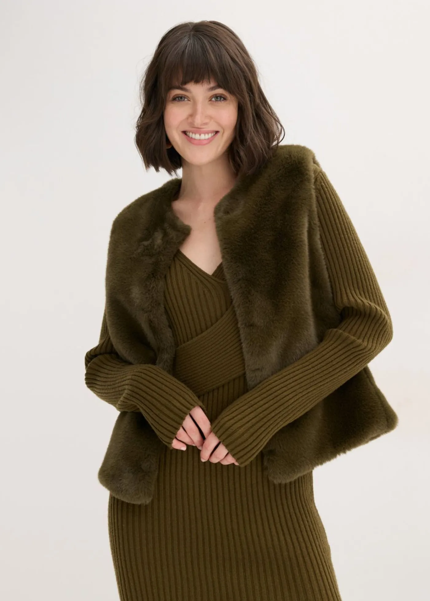 bonprix bonprix Chaquetas Y Abrigos>Chaleco de pelo sintético Verde oliva oscuro