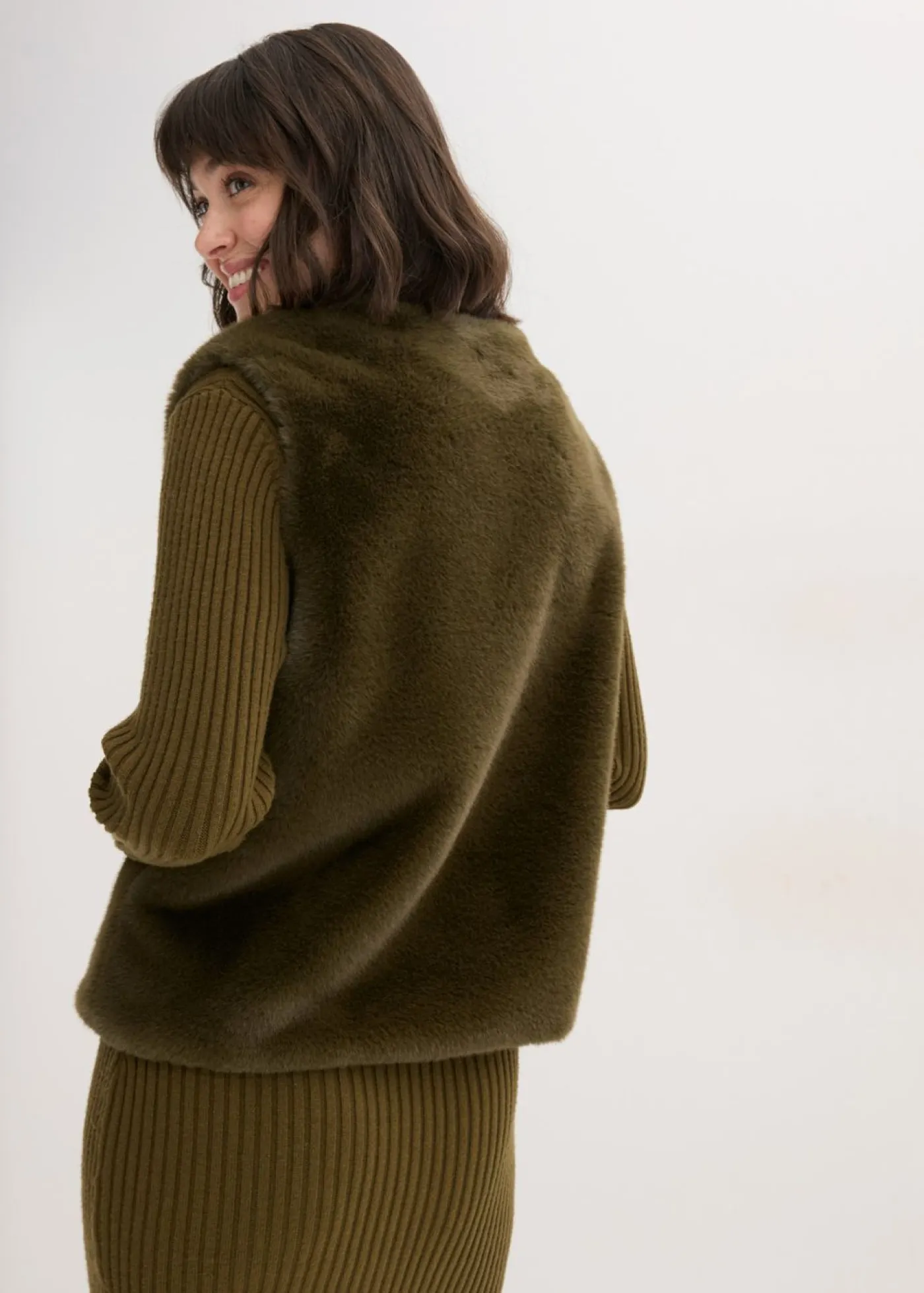 bonprix bonprix Chaquetas Y Abrigos>Chaleco de pelo sintético Verde oliva oscuro