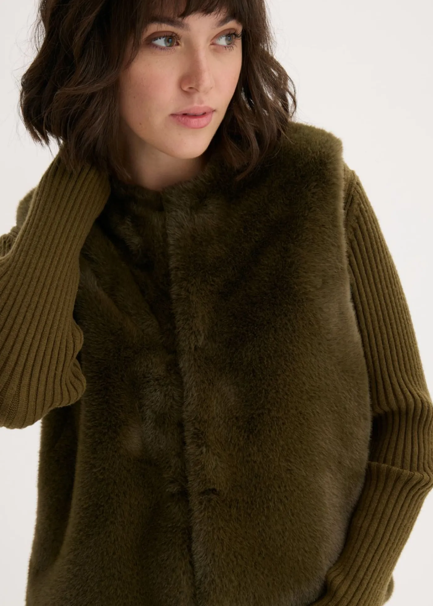 bonprix bonprix Chaquetas Y Abrigos>Chaleco de pelo sintético Verde oliva oscuro