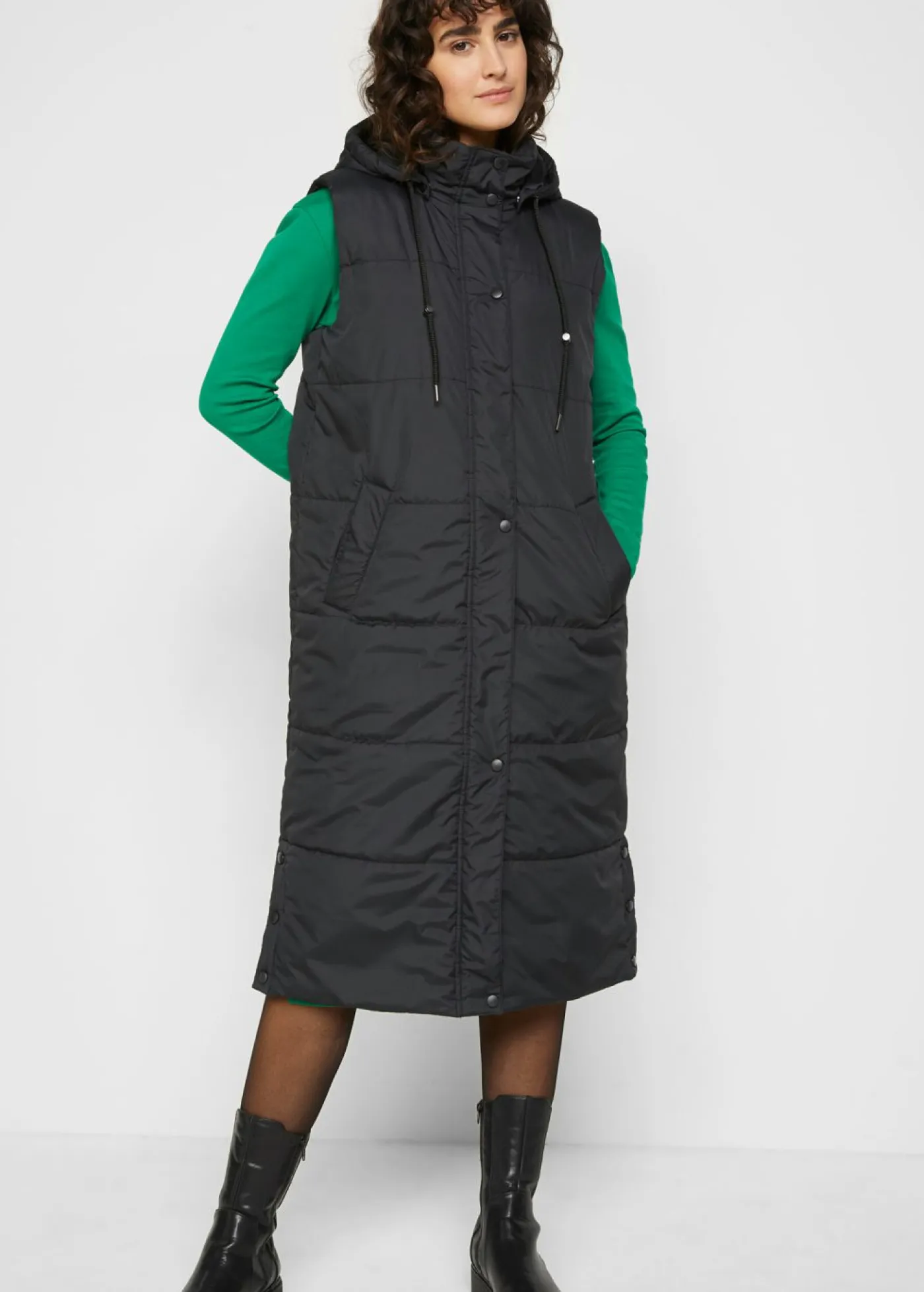 bonprix bonprix Chaquetas Y Abrigos>Chaleco largo acolchado con capucha y aberturas laterales Negro