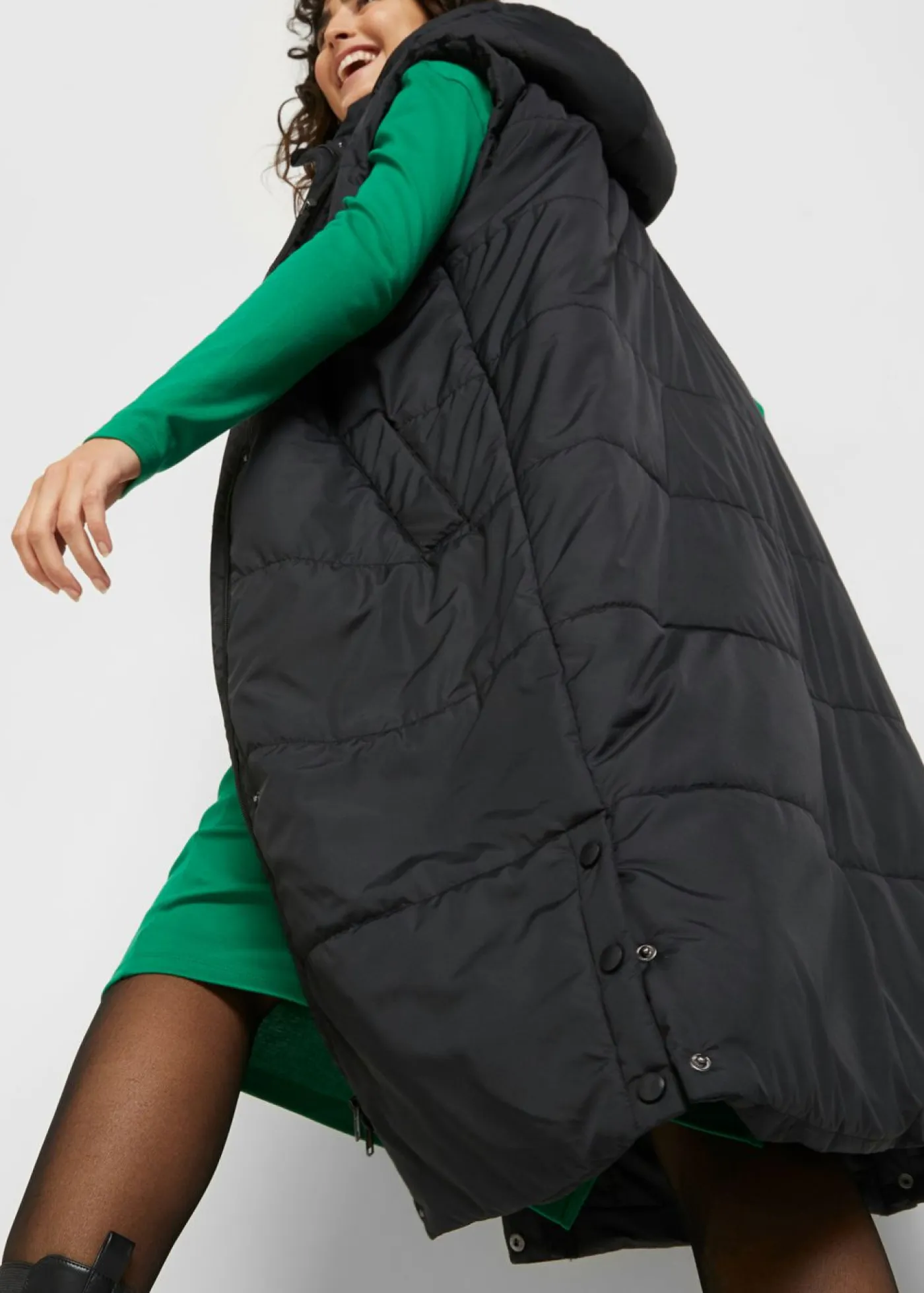 bonprix bonprix Chaquetas Y Abrigos>Chaleco largo acolchado con capucha y aberturas laterales Negro