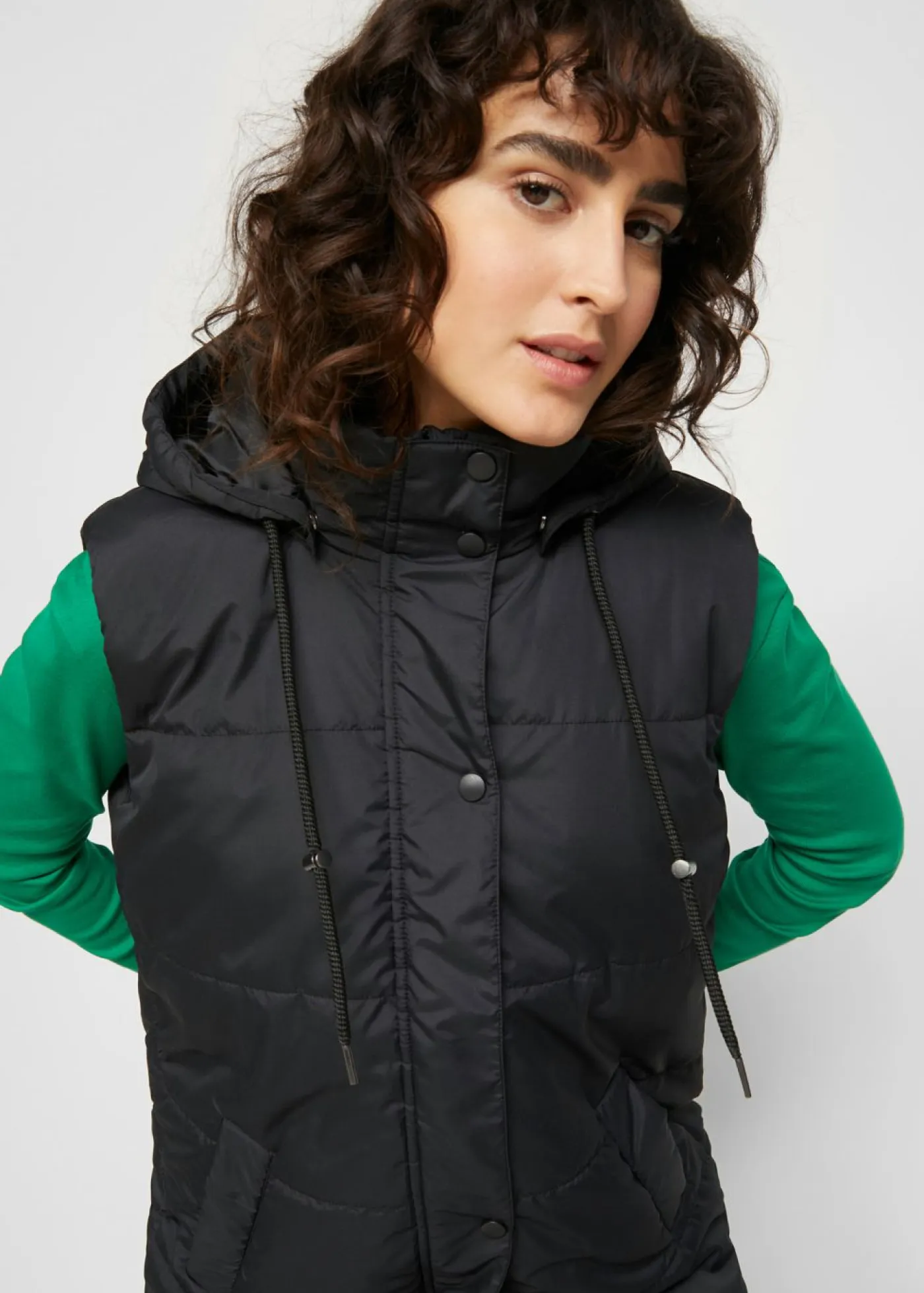 bonprix bonprix Chaquetas Y Abrigos>Chaleco largo acolchado con capucha y aberturas laterales Negro