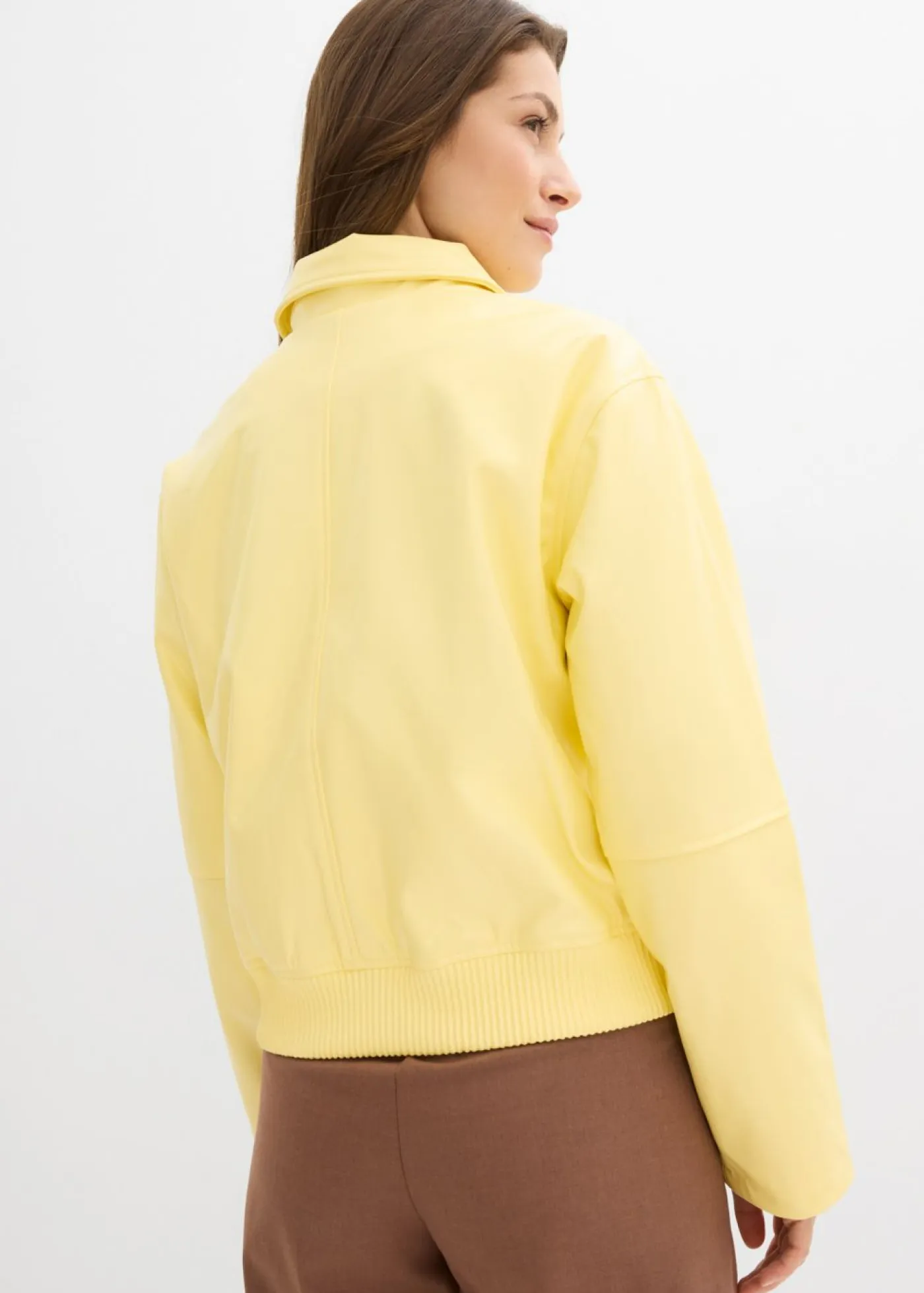 bonprix bonprix Chaquetas Y Abrigos|Novedades>Chaqueta corta de piel sintética Amarillo claro