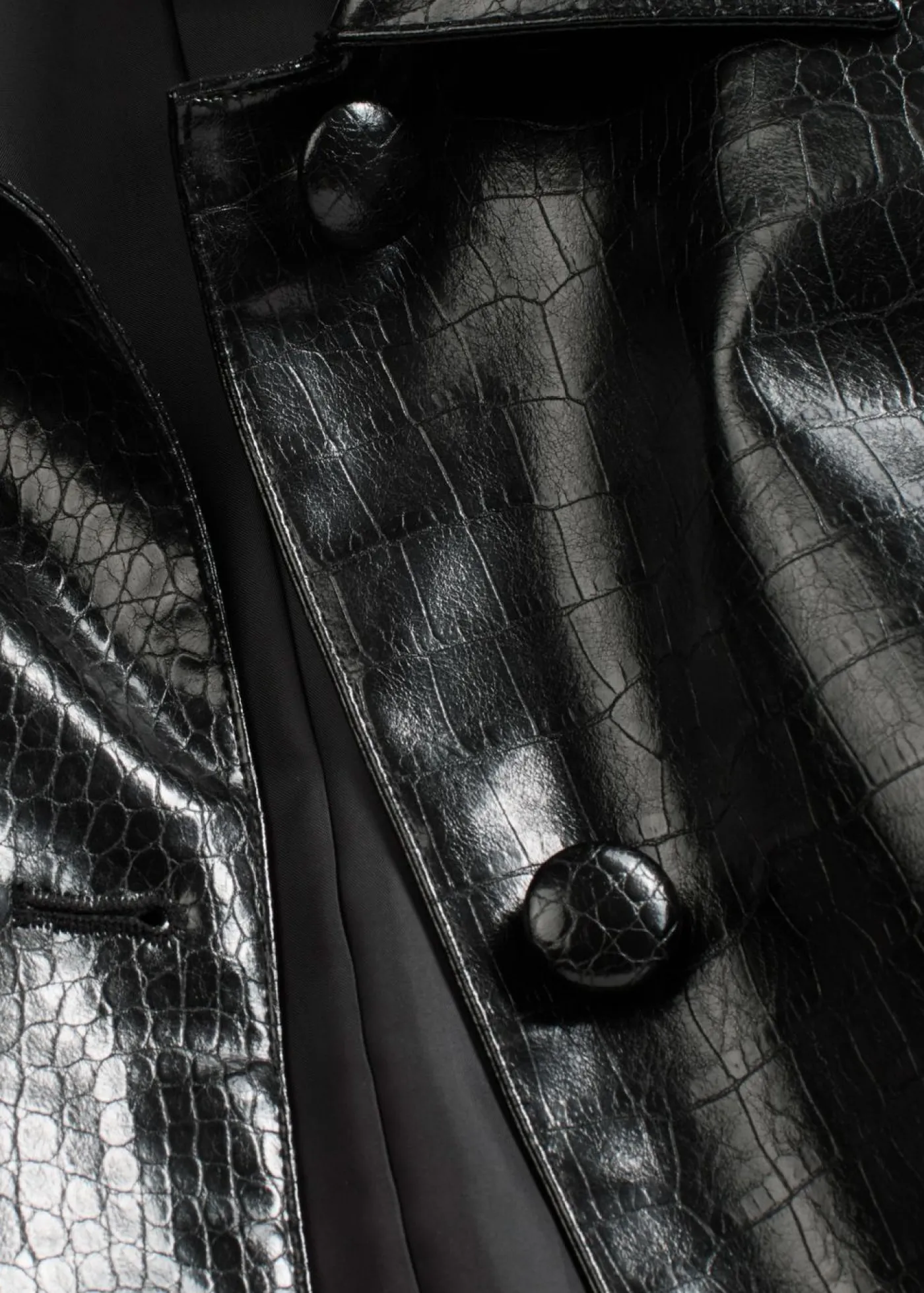 bonprix bonprix Chaquetas Y Abrigos>Chaqueta corta de piel sintética con acabado de cocodrilo brillante Negro