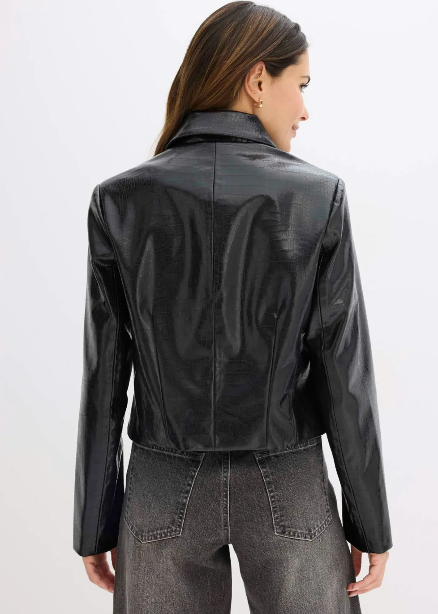 bonprix bonprix Chaquetas Y Abrigos>Chaqueta corta de piel sintética con acabado de cocodrilo brillante Negro
