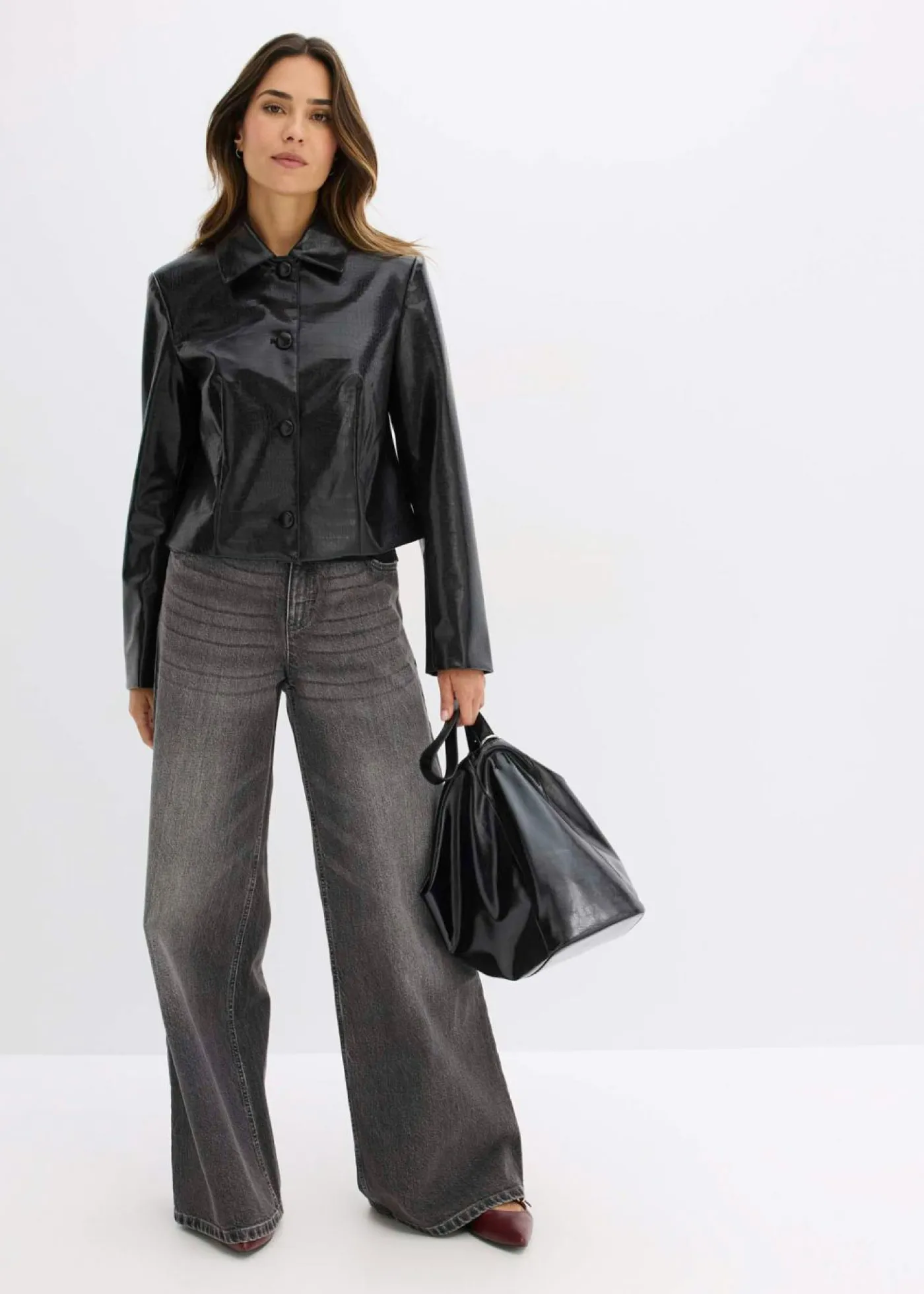 bonprix bonprix Chaquetas Y Abrigos>Chaqueta corta de piel sintética con acabado de cocodrilo brillante Negro