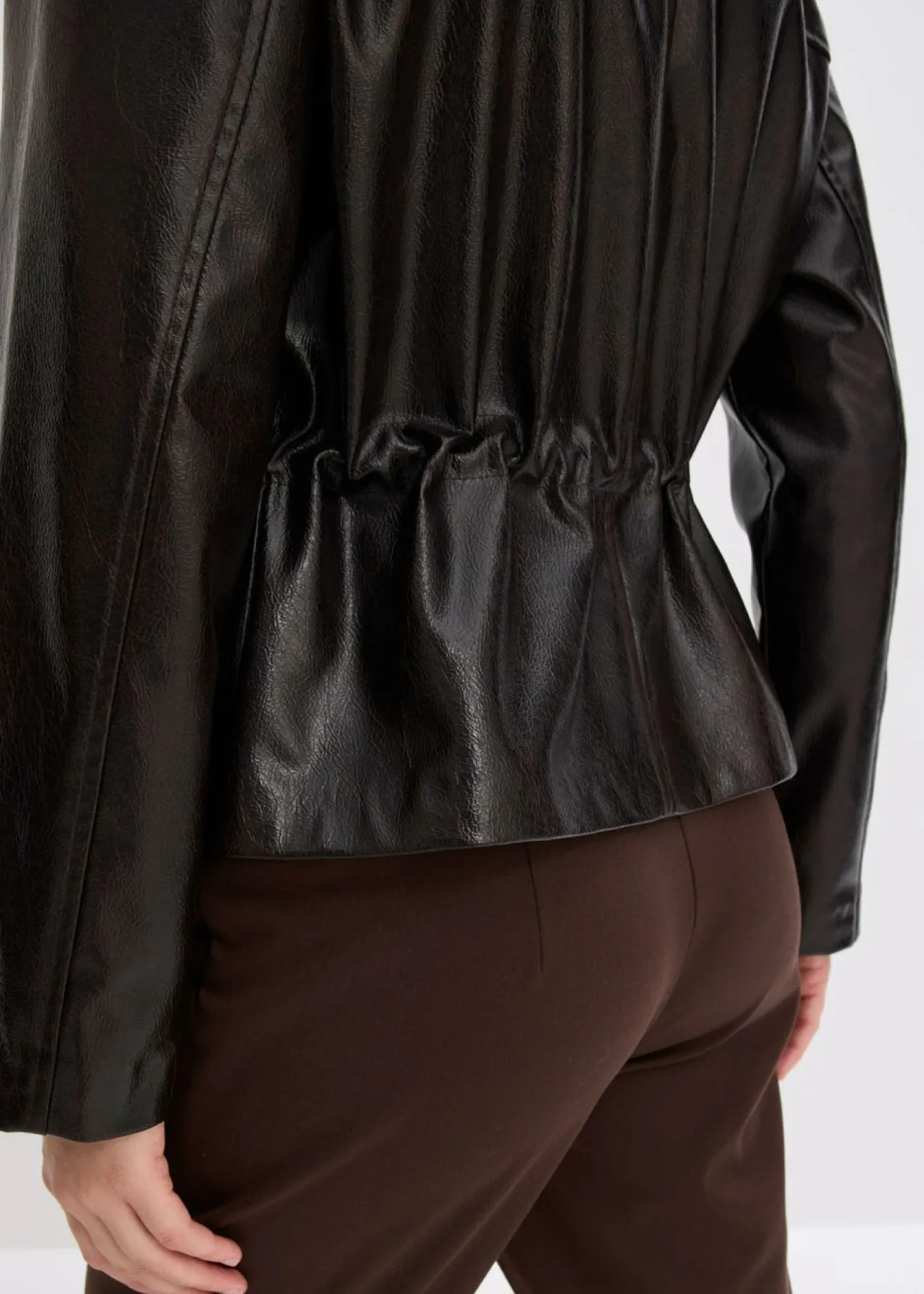 Mujer bonprix bonprix Chaqueta de charol sintético