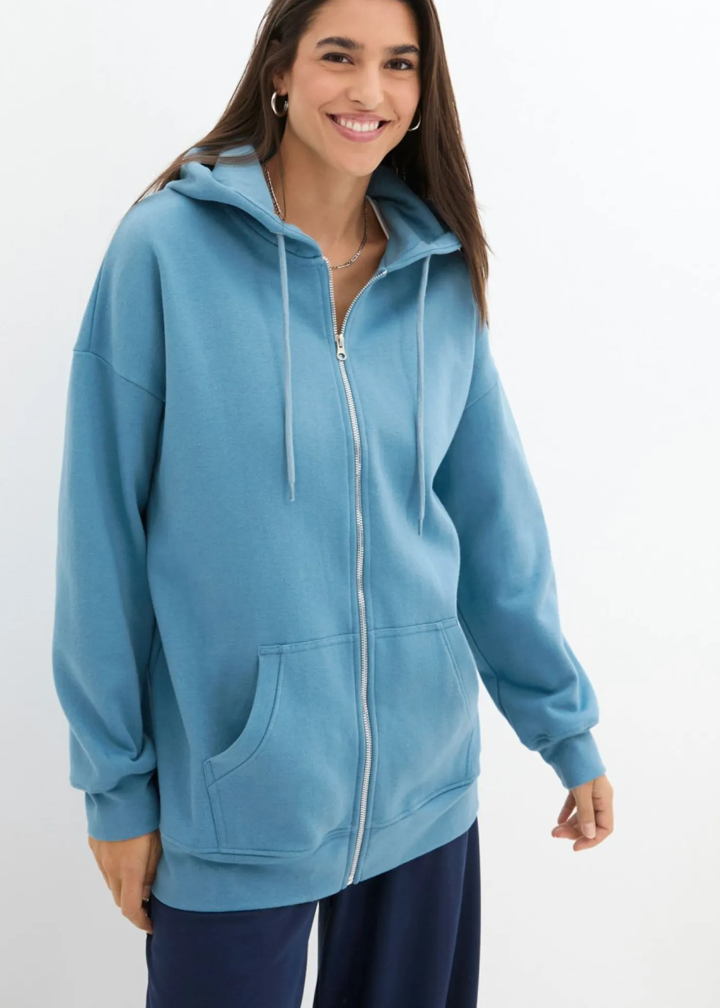bonprix bonprix Ropa Cómoda>Chaqueta de chándal con capucha Azul grisáceo