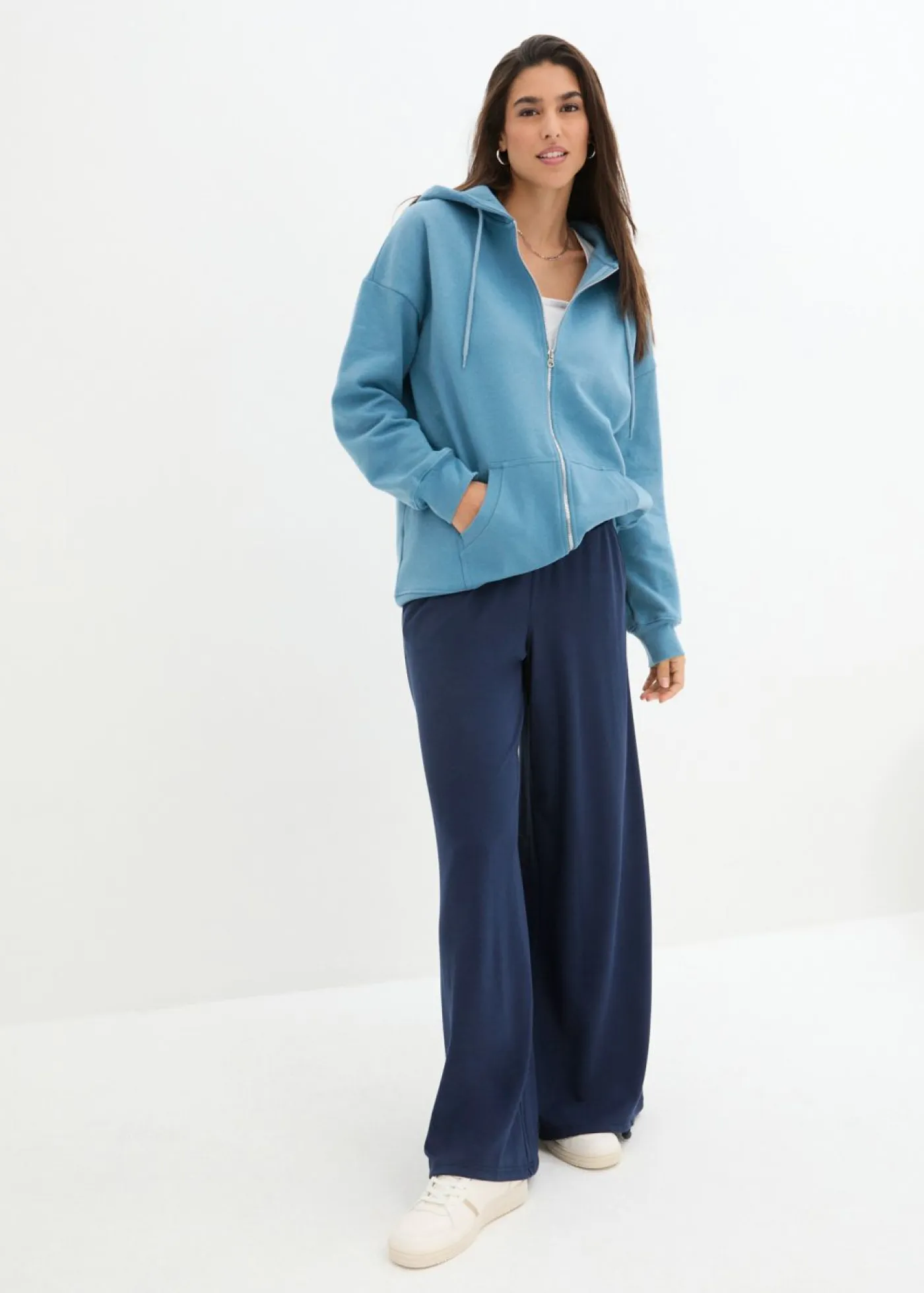 bonprix bonprix Ropa Cómoda>Chaqueta de chándal con capucha Azul grisáceo