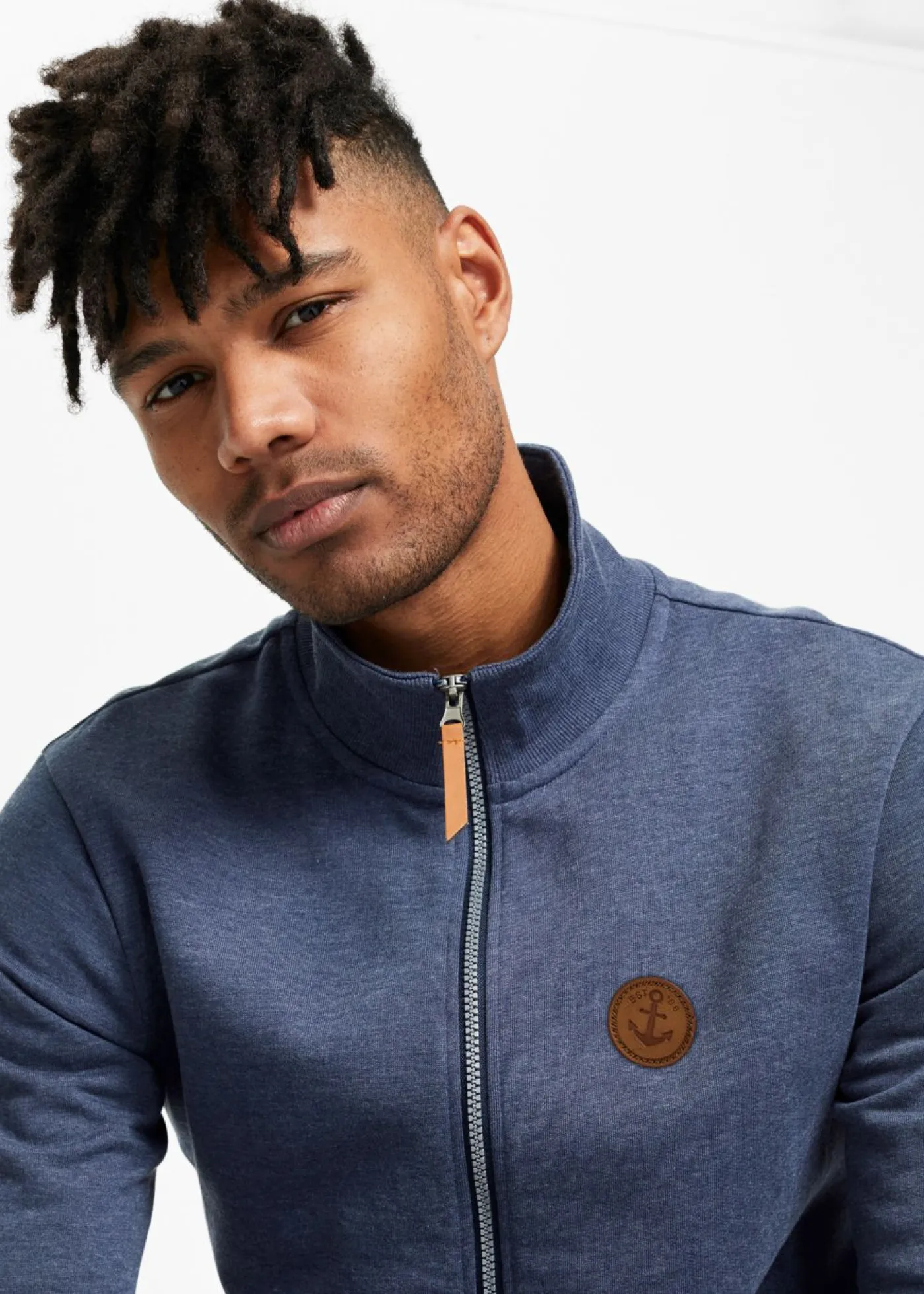 Hombre bonprix bonprix Chaqueta de chándal con cuello alto con detalles de piel sintética