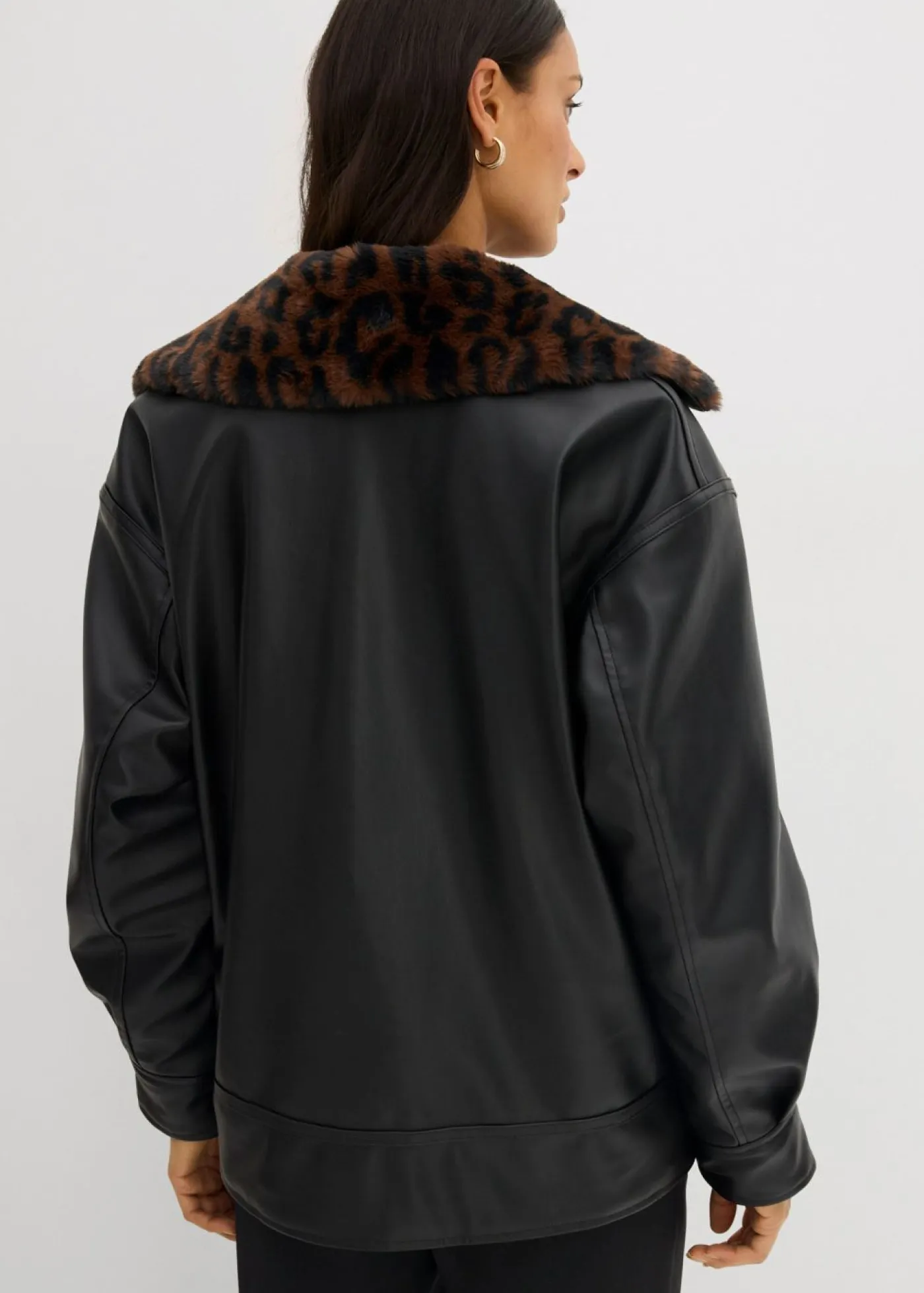 bonprix bonprix Chaquetas Y Abrigos>Chaqueta de piel sintética con pelo sintético de leopardo Negro