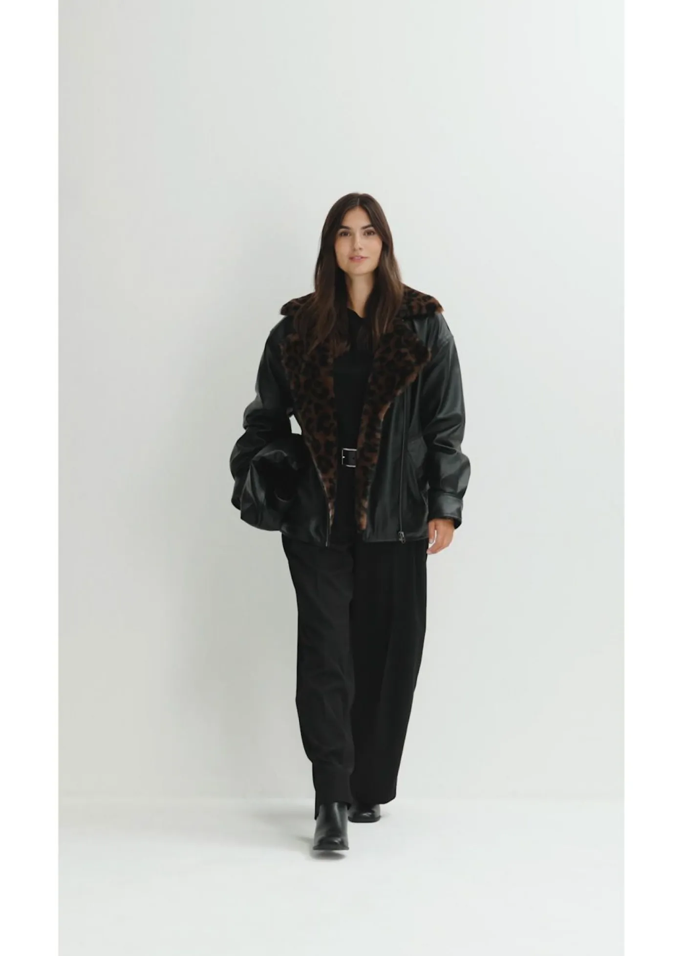 bonprix bonprix Chaquetas Y Abrigos>Chaqueta de piel sintética con pelo sintético de leopardo Negro