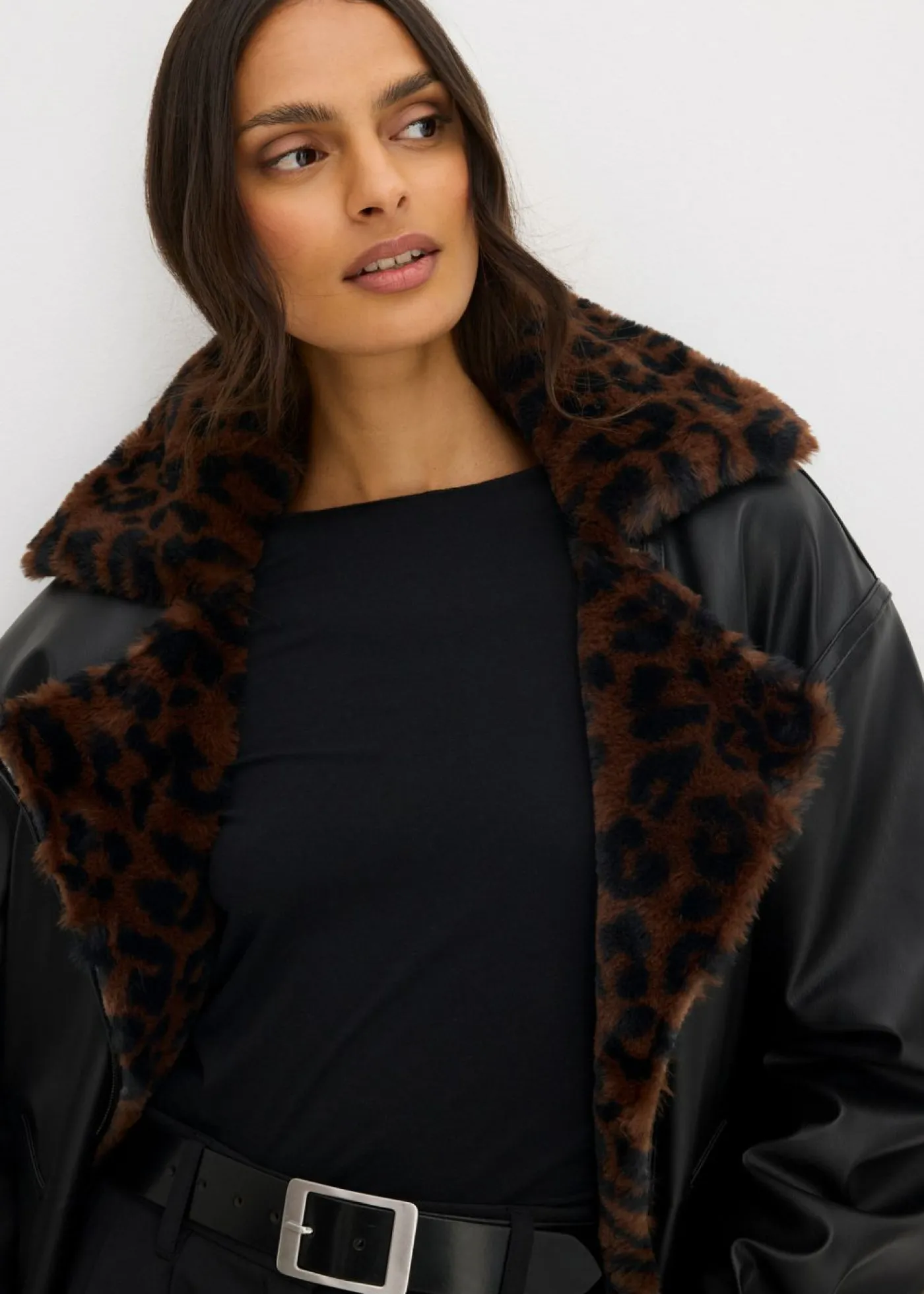 bonprix bonprix Chaquetas Y Abrigos>Chaqueta de piel sintética con pelo sintético de leopardo Negro