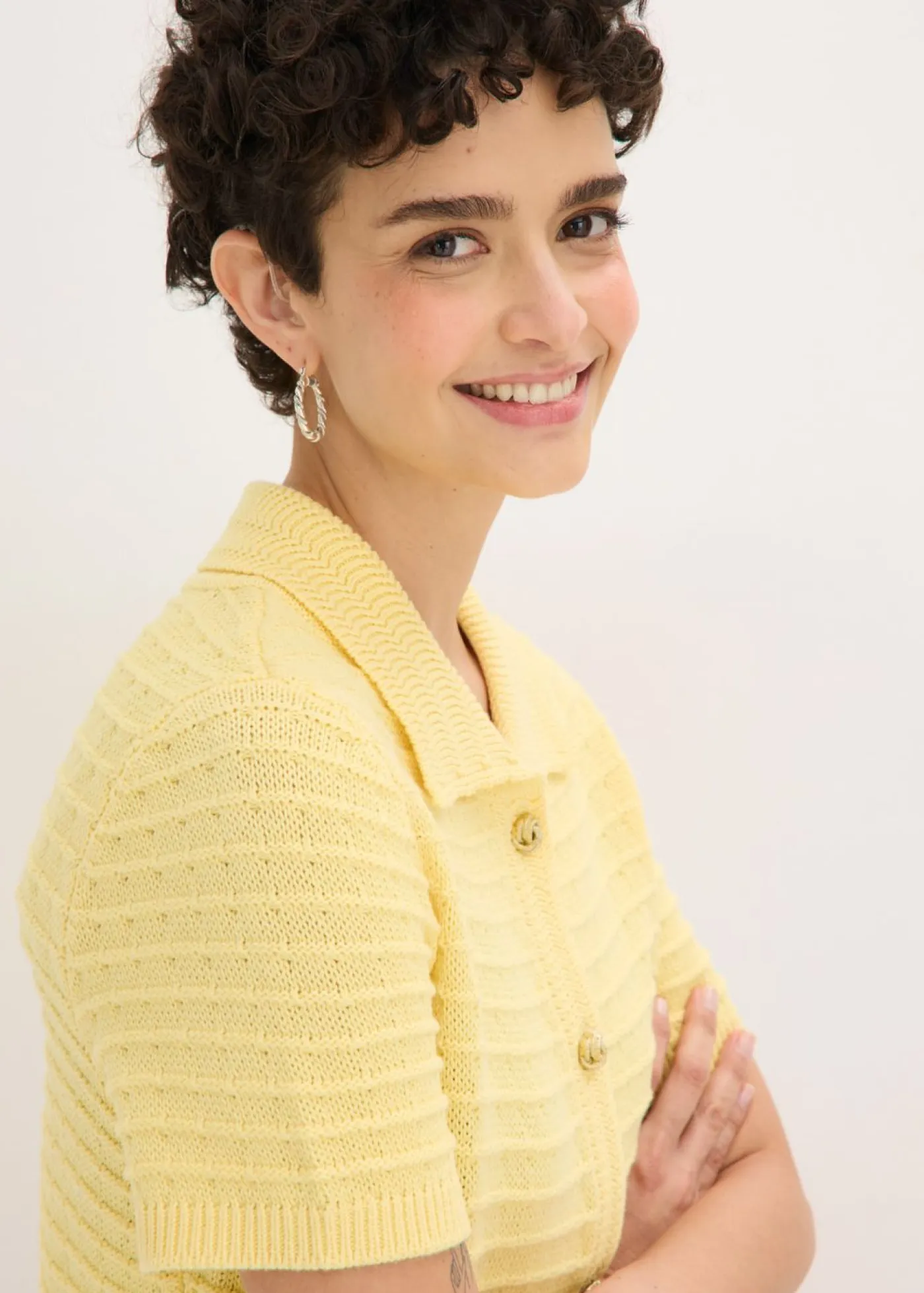 bonprix bonprix Jerséis|Ropa De Punto>Chaqueta de punto con botones decorativos Amarillo claro
