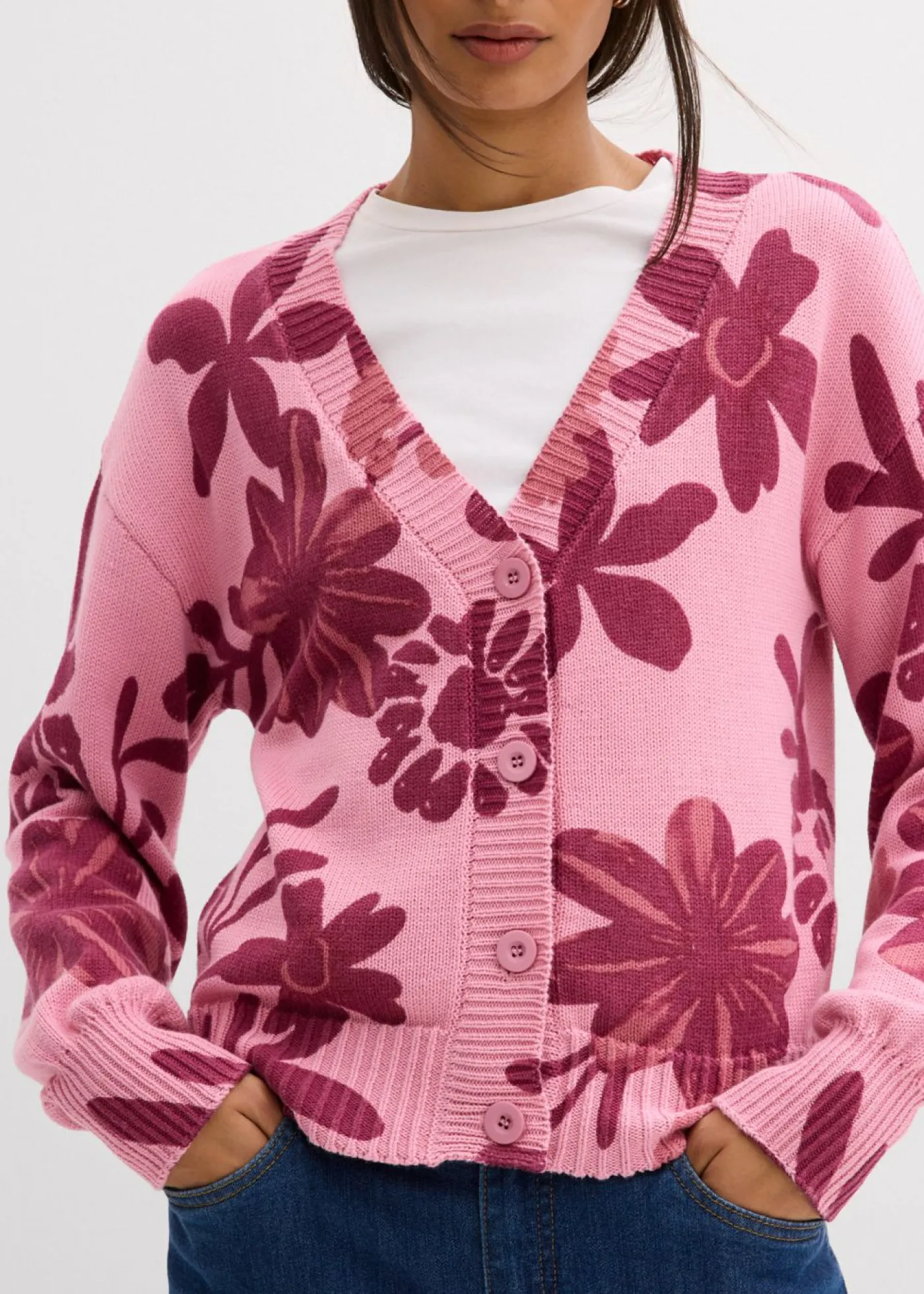 bonprix bonprix Jerséis|Ropa De Punto>Chaqueta de punto con estampado de flores orquídea ahumado-rojo rubí