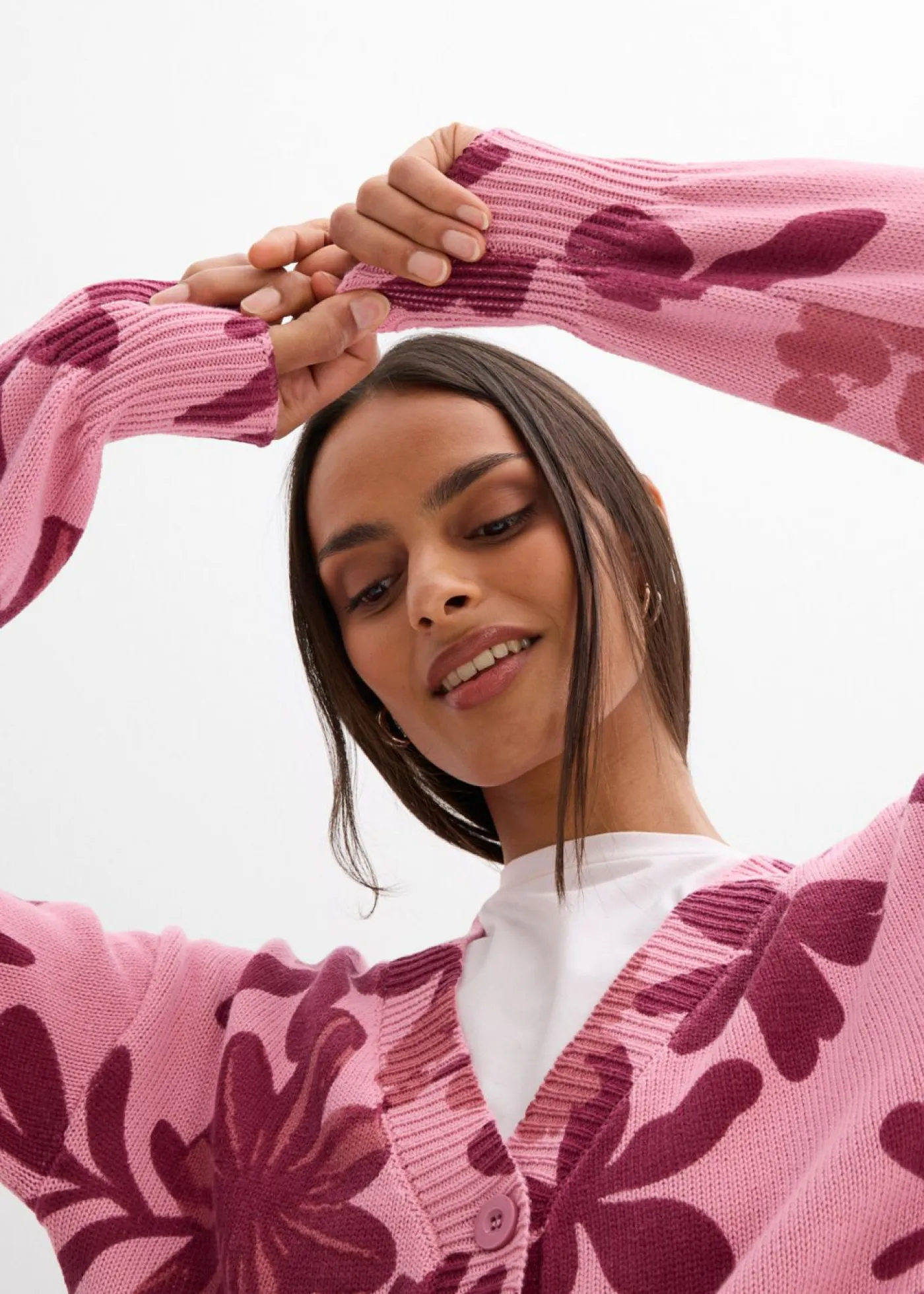 bonprix bonprix Jerséis|Ropa De Punto>Chaqueta de punto con estampado de flores orquídea ahumado-rojo rubí