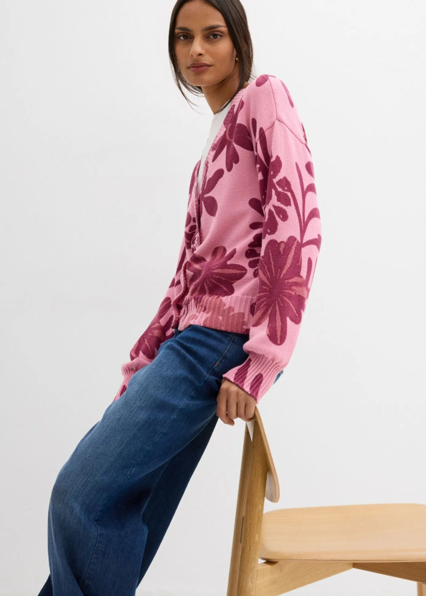 bonprix bonprix Jerséis|Ropa De Punto>Chaqueta de punto con estampado de flores orquídea ahumado-rojo rubí