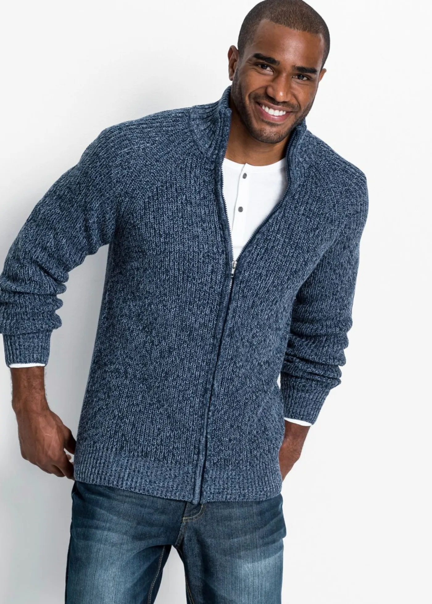 Hombre bonprix bonprix Chaqueta de punto grueso con capucha de suave mezcla de algodón