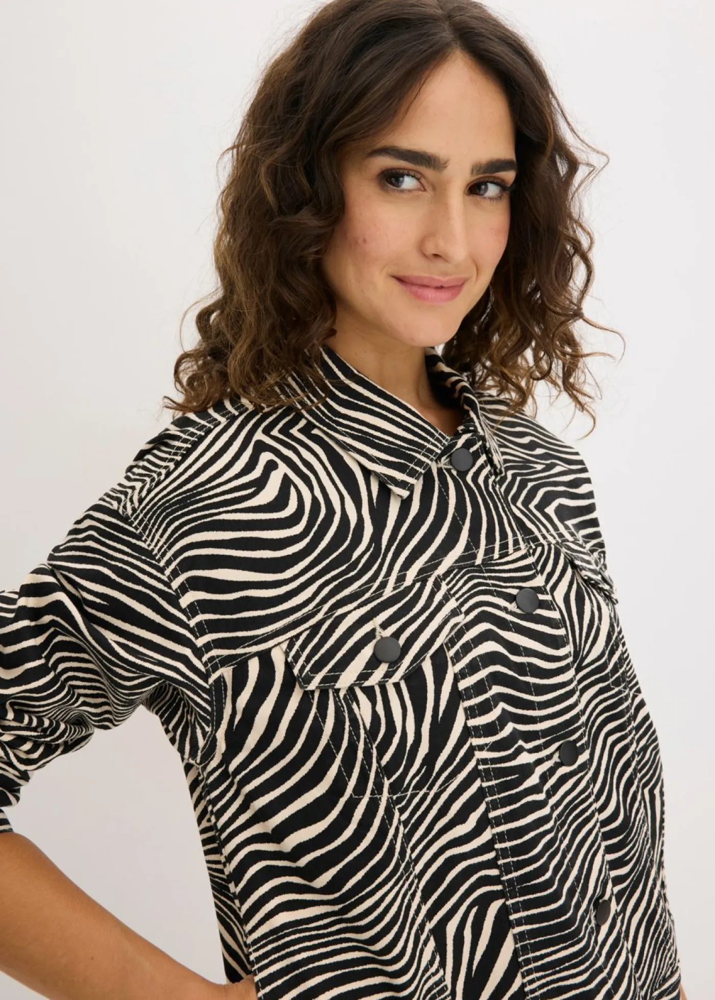 bonprix bonprix Chaquetas Y Abrigos>Chaqueta de sarga Arena-negro con estampado de cebra