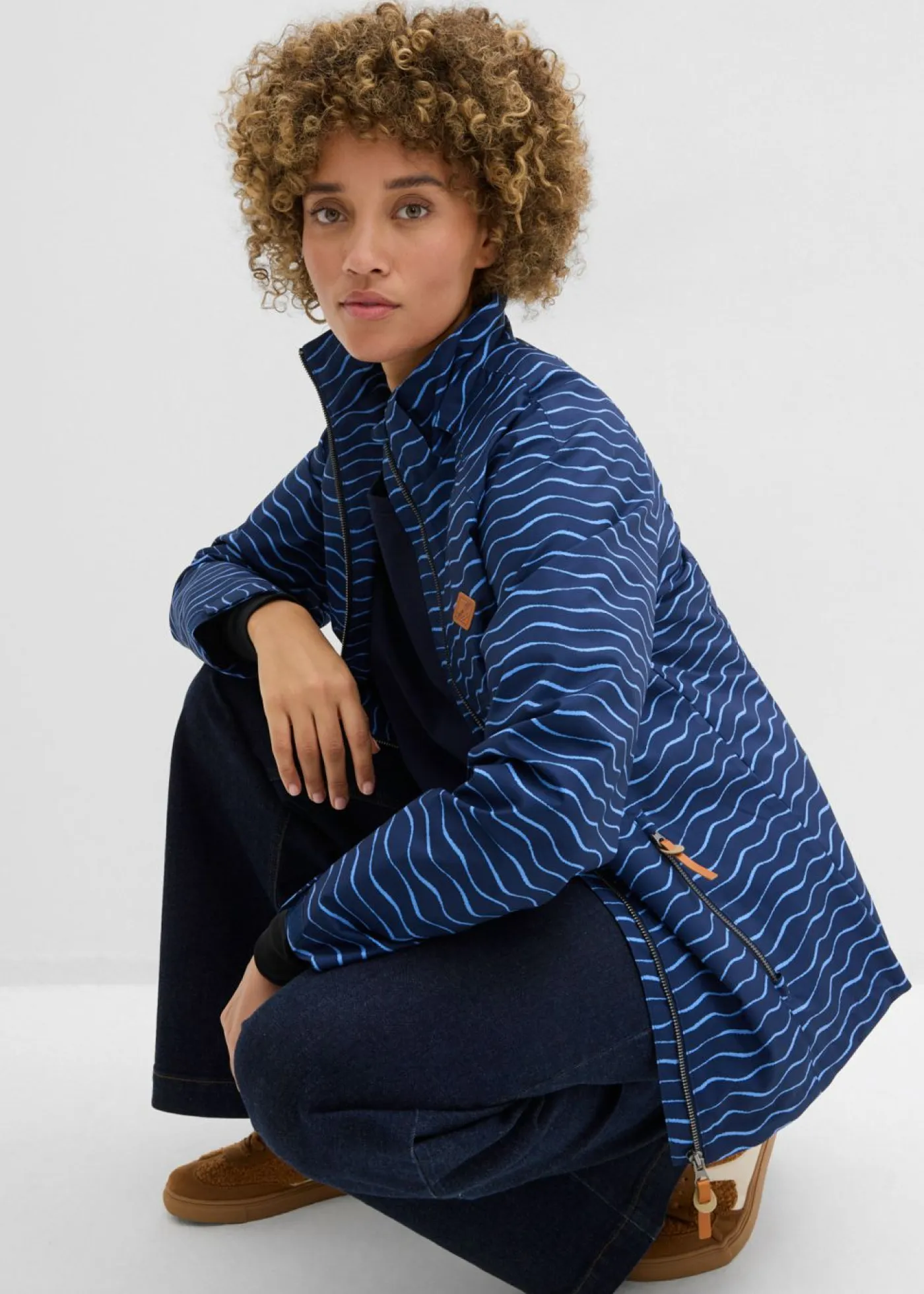 bonprix bonprix Ropa Para El Aire Libre|Ropa Deportiva>Chaqueta funcional impermeable Azul marino/azul provenzal con estampado gráfico