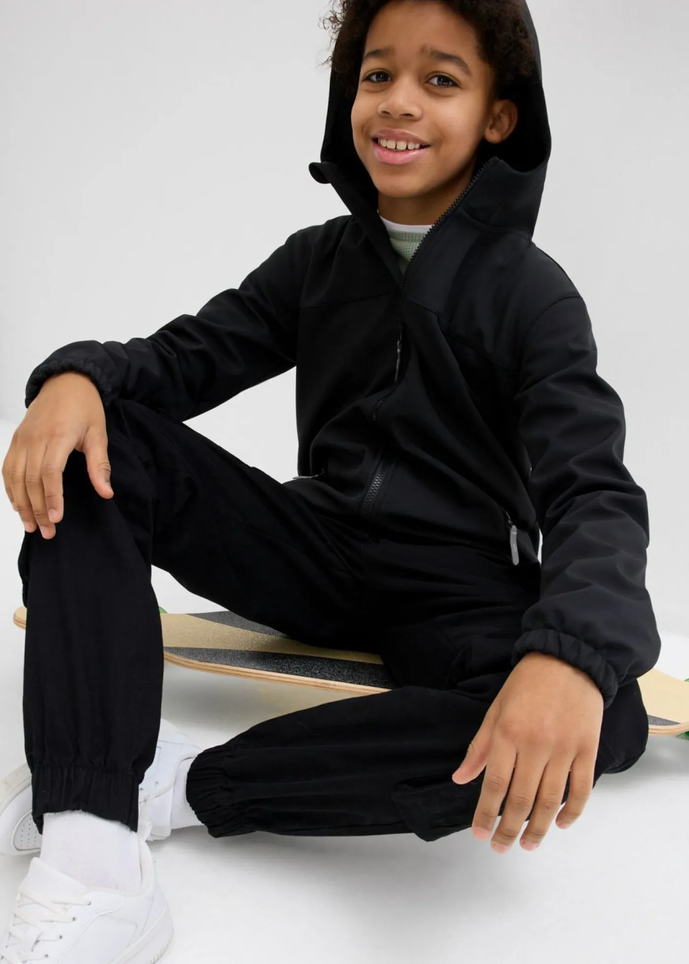 bonprix bonprix Ropa 9 A 16 Años·Chaquetas Y Ropa Outdoor|Ropa 9 A 16 Años·Novedades>Chaqueta softshell repelente al agua con capucha Negro