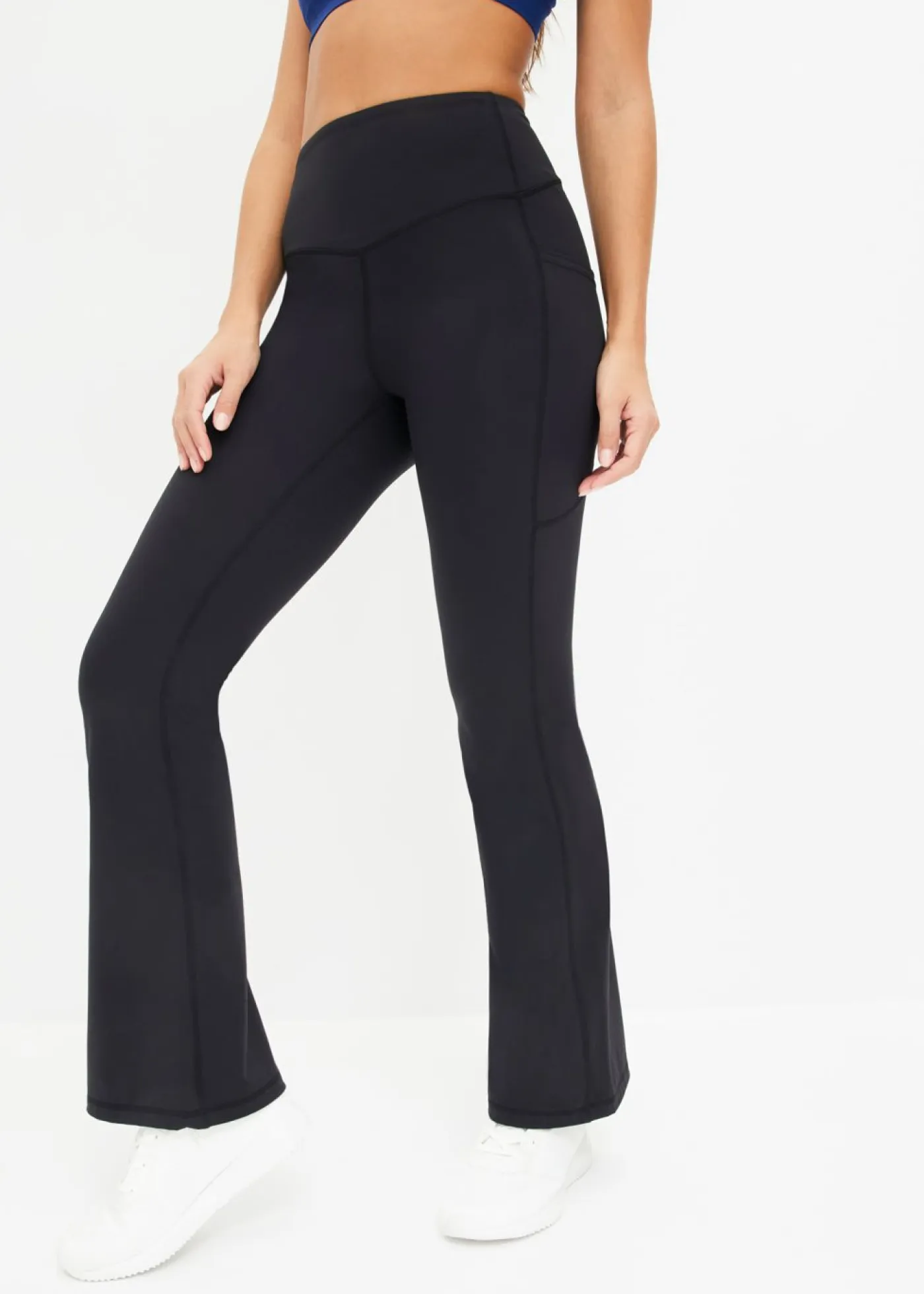 bonprix bonprix Ropa Deportiva|Pantalones>Cómodos leggings deportivos con bolsillo para móvil, corte acampanado y material de secado rápido Negro