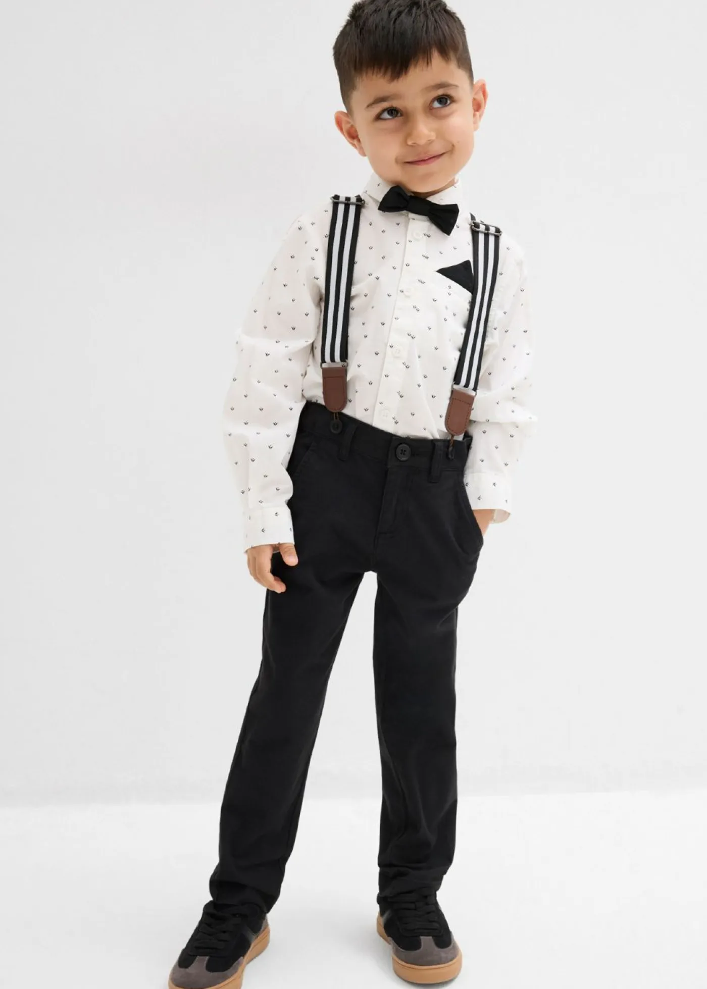 Niños bonprix bonprix Conjunto de camisa de manga larga, pantalón elástico, tirantes y pajarita (4 piezas)