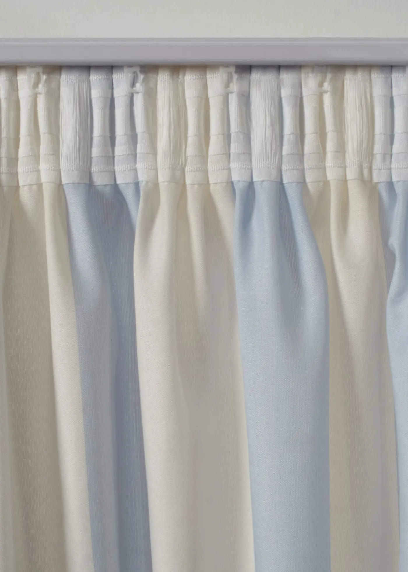 bonprix bonprix Muebles De Sala De Estar·Cortinas De Salón|Primavera>Cortina con rayas y poliéster reciclado (1 unidad) azul/crema rayas verticales