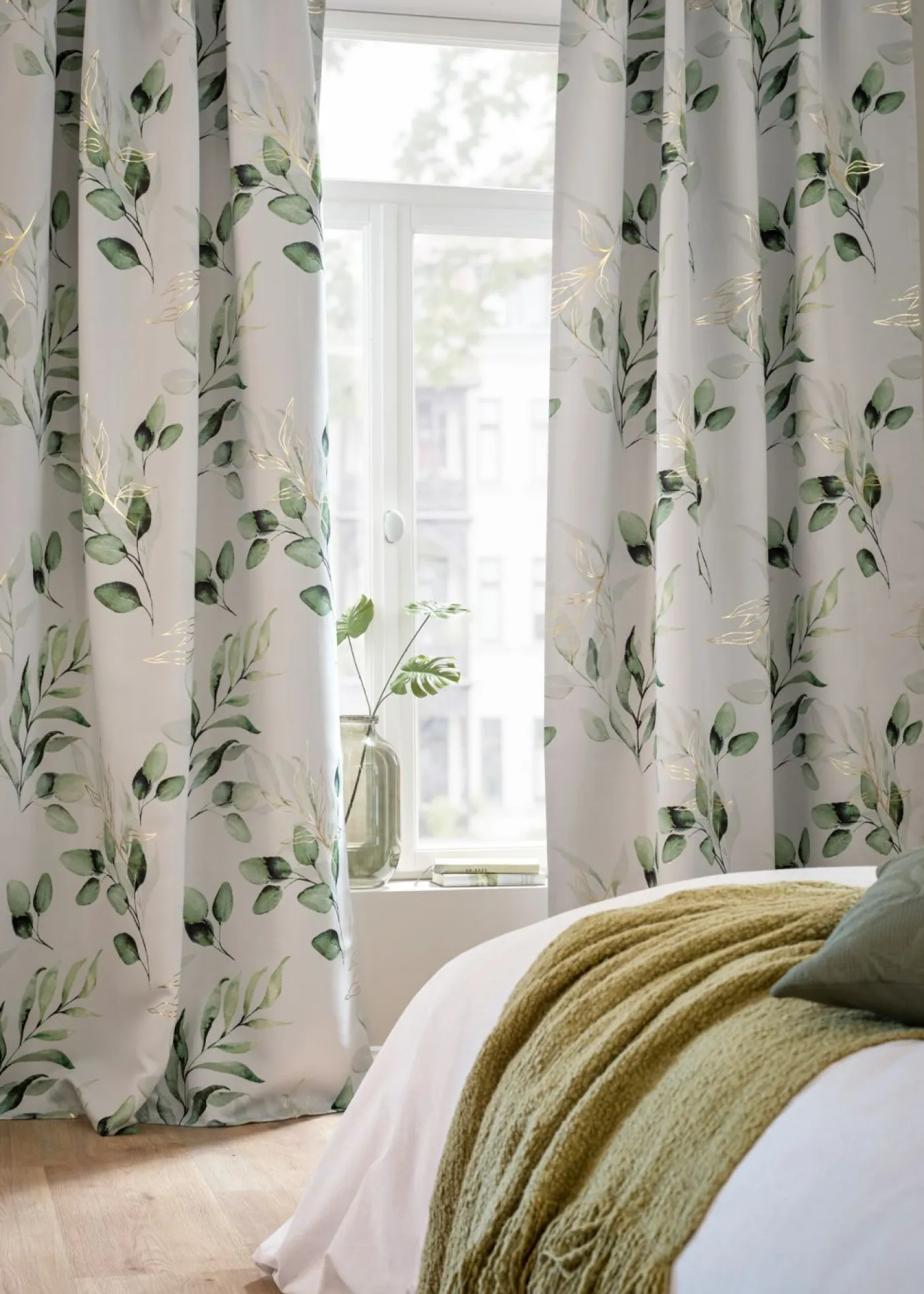 bonprix bonprix Muebles De Dormitorio·Cortinas Opacas|Cortinas Opacas>Cortina oscurecedora con estampado floral brillante (1 unidad) gris claro/oro/verde