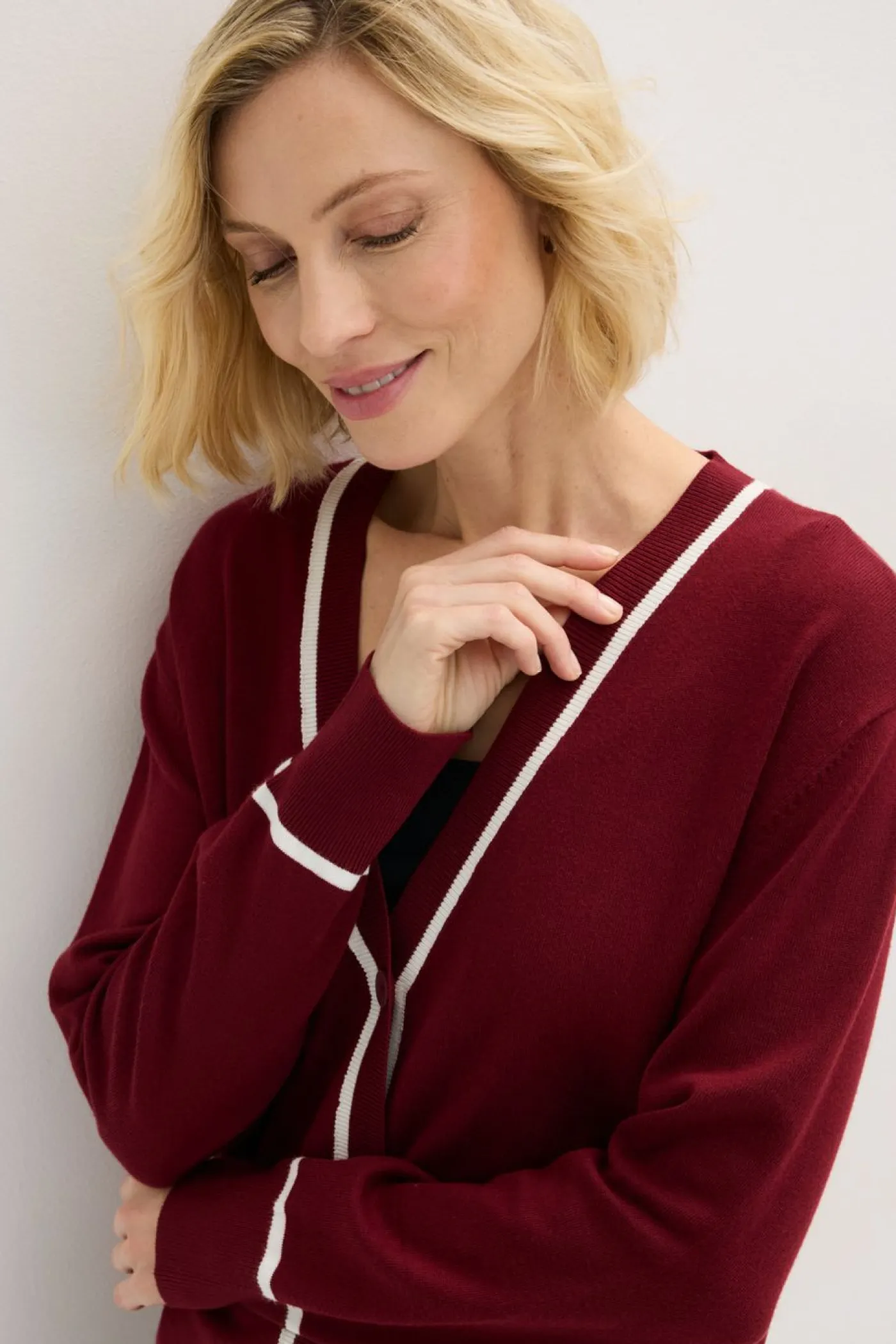 bonprix bonprix Jerséis|Ropa De Punto>Cárdigan con cuello en V rojo rubí-blanco lana