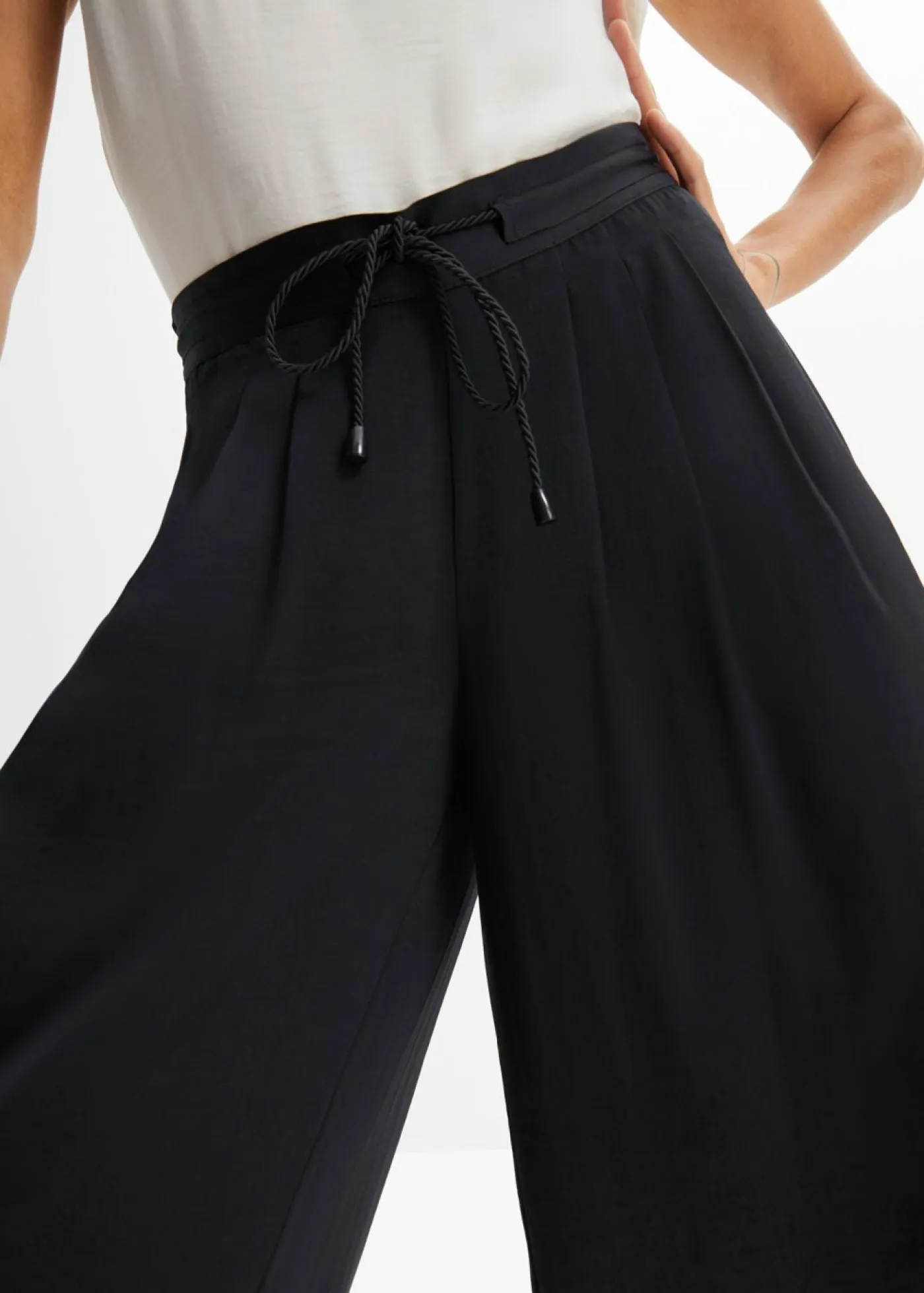 bonprix bonprix Pantalones>Culotte de satén fluido Negro