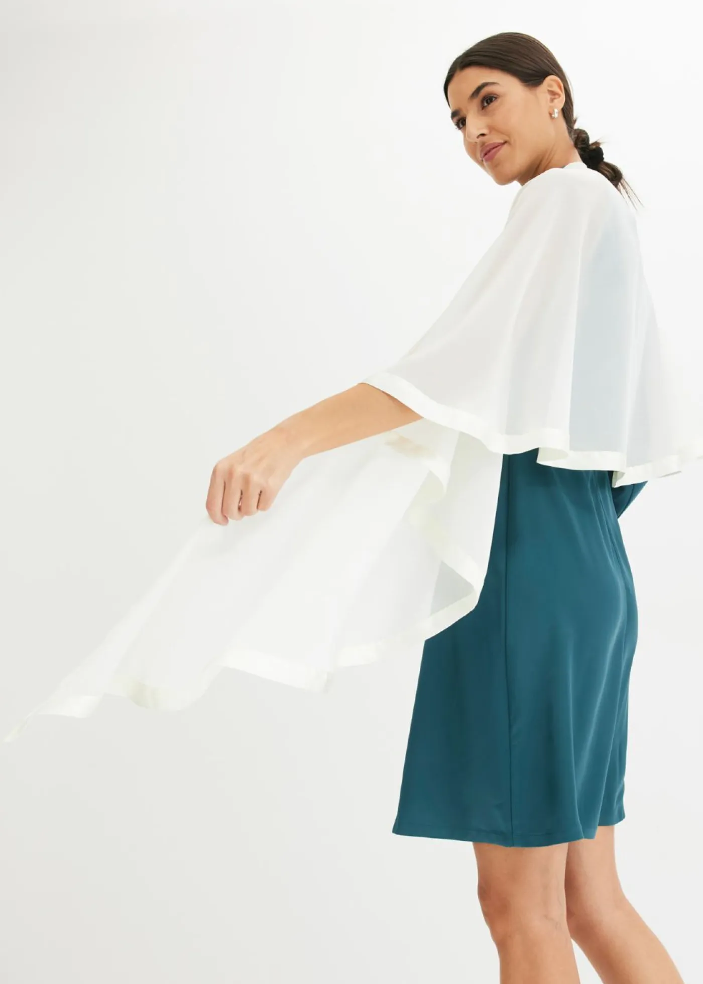 bonprix bonprix Ponchos|Jerséis>Estola con un delicado detalle de satén Blanco-crema