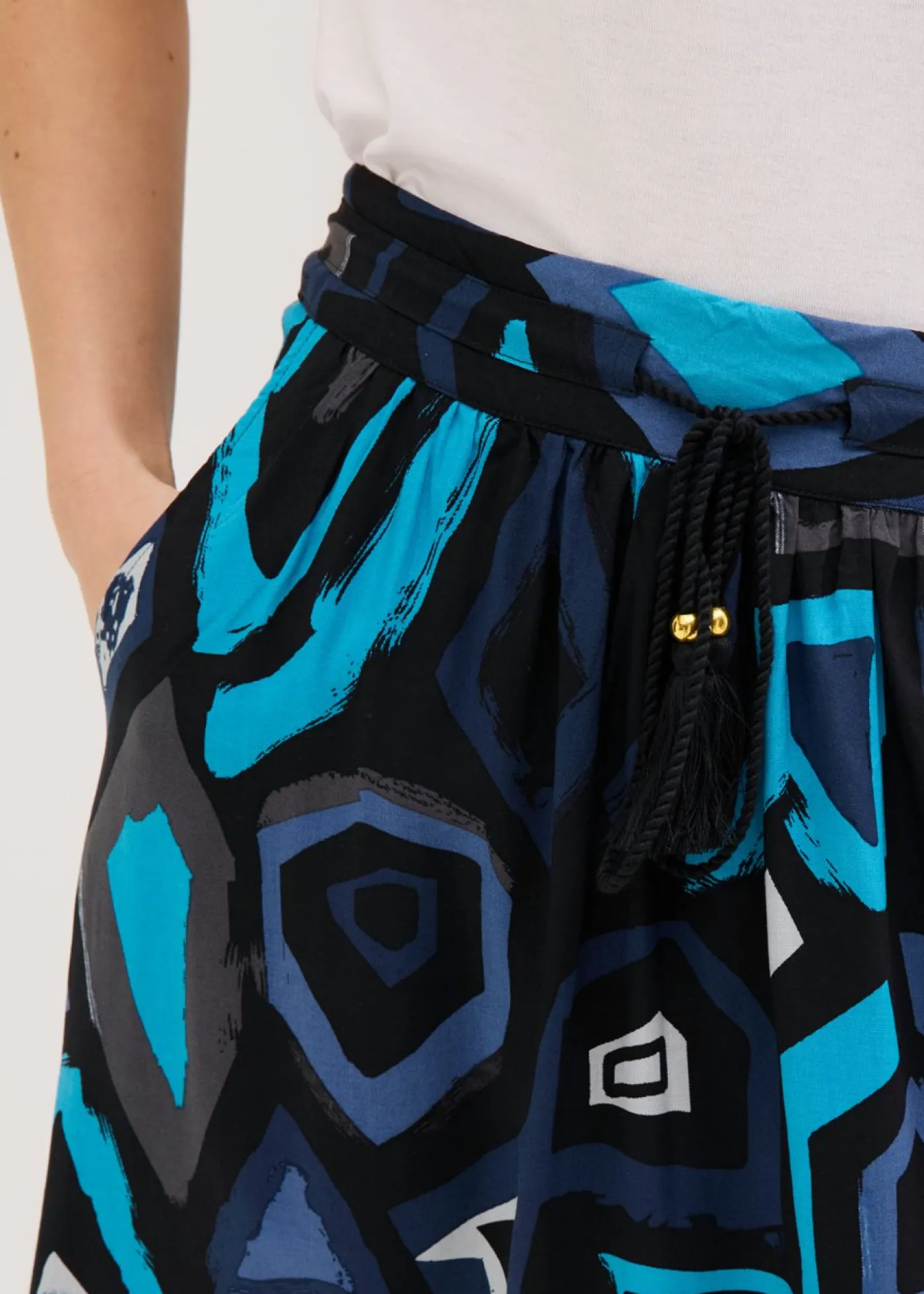 bonprix bonprix Faldas|Novedades>Falda larga de viscosa fluida Negro-azul con estampado gráfico