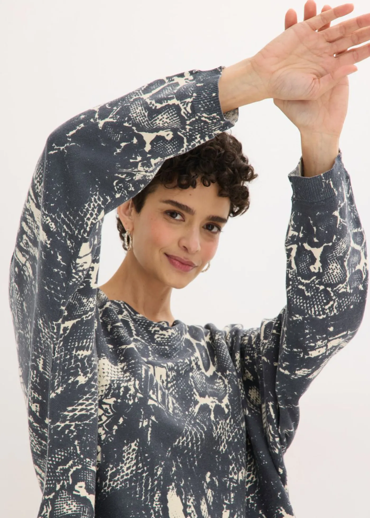 bonprix bonprix Jerséis|Ropa De Punto>Jersey con mangas tipo murciélago y estampado de serpiente Negro + blanco perla