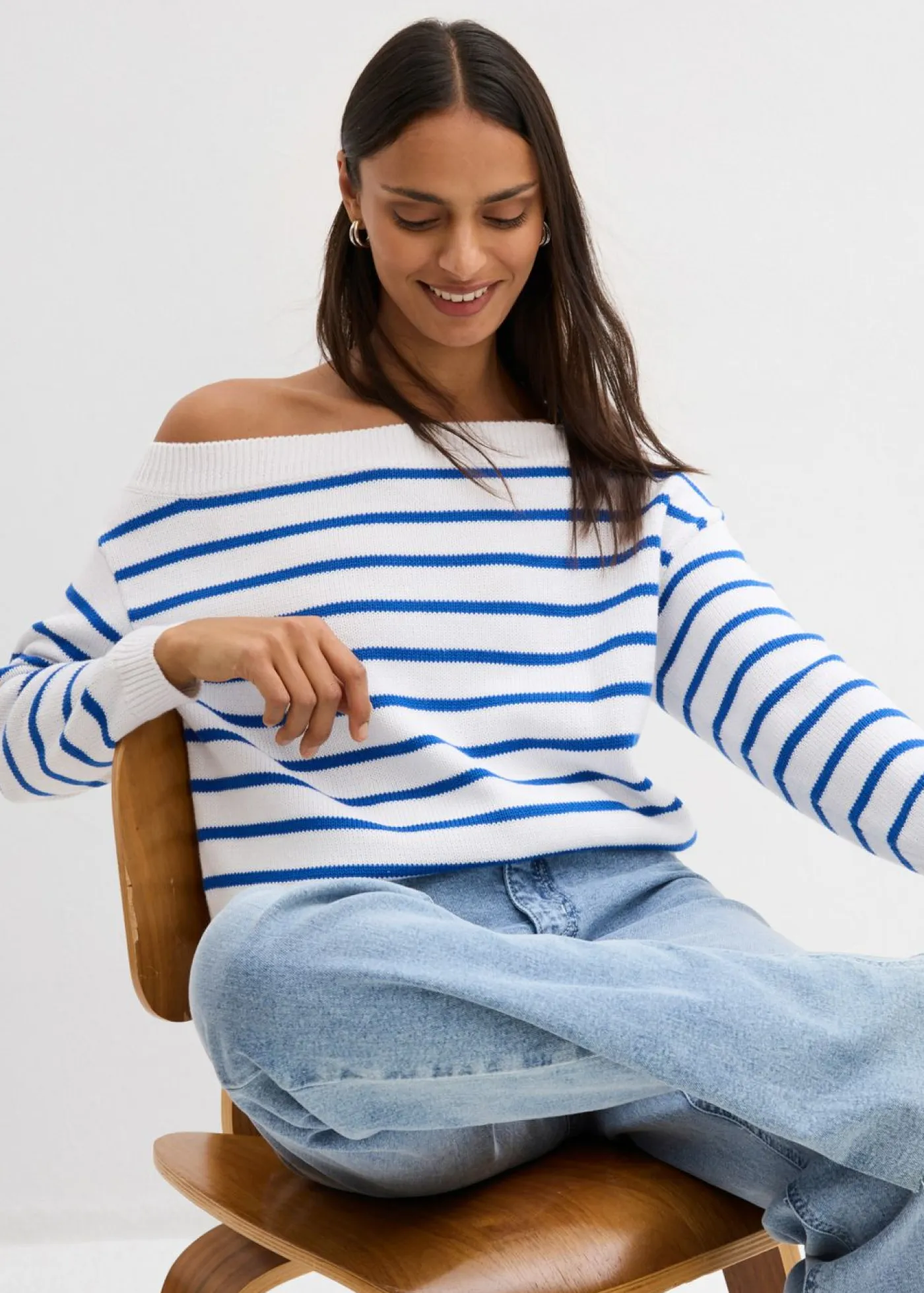 bonprix bonprix Jerséis>Jersey con un hombro al descubierto blanco-azul rayas horizontales