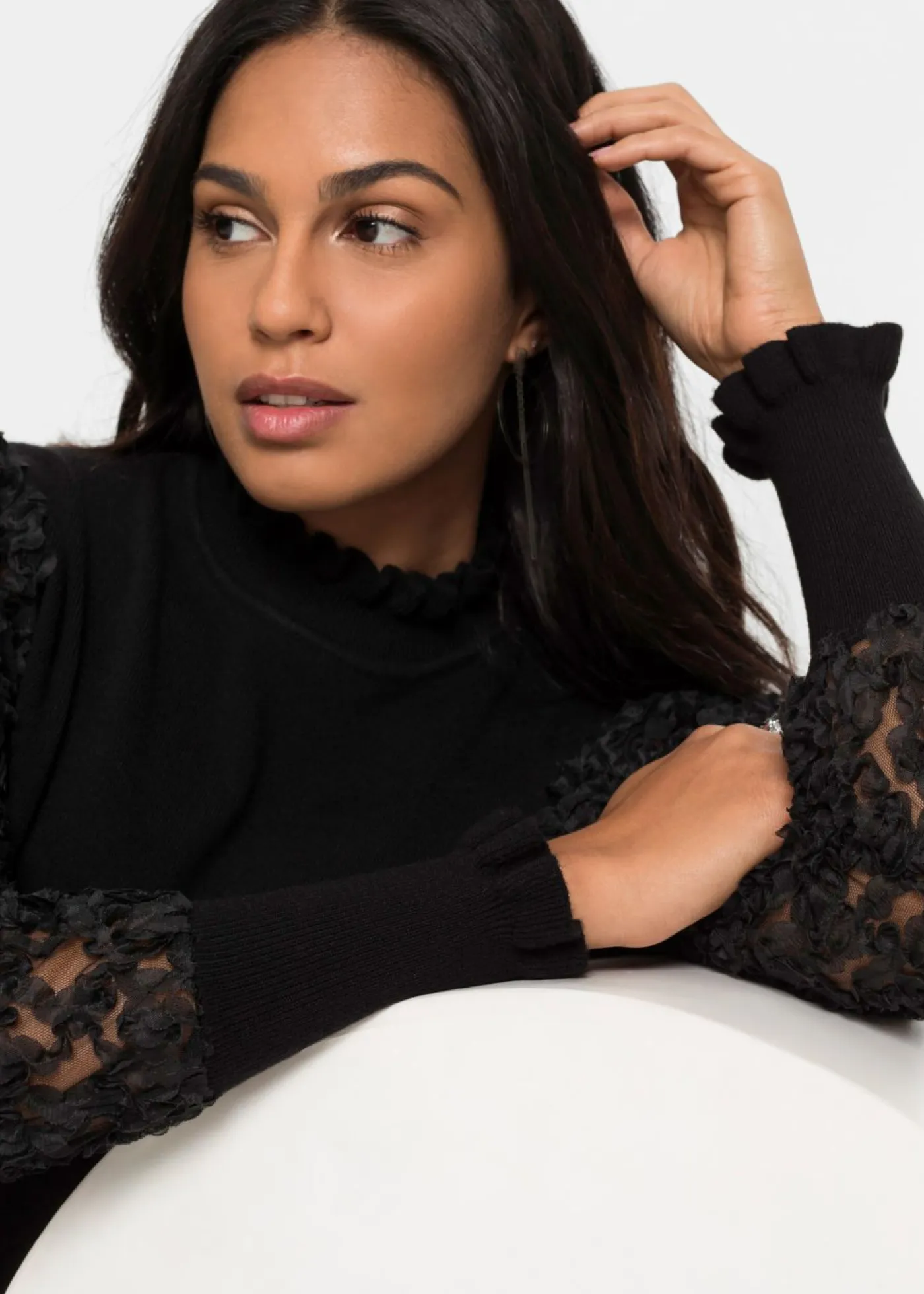 Mujer bonprix bonprix Jersey de cuello vuelto con mangas decorativas de gasa