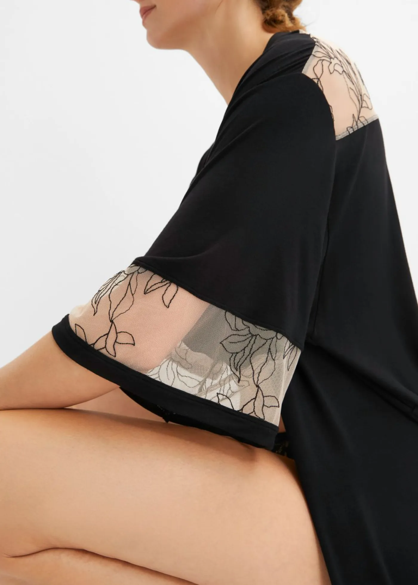 bonprix bonprix Albornoces Y Batas|Lencería>Kimono largo de viscosa con bordado Negro + beige tiza