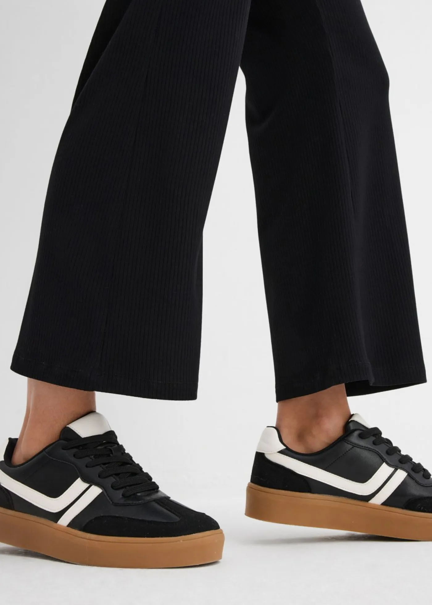 bonprix bonprix Pantalones|Novedades>Leggings acortados de canalé de mezcla de viscosa Negro