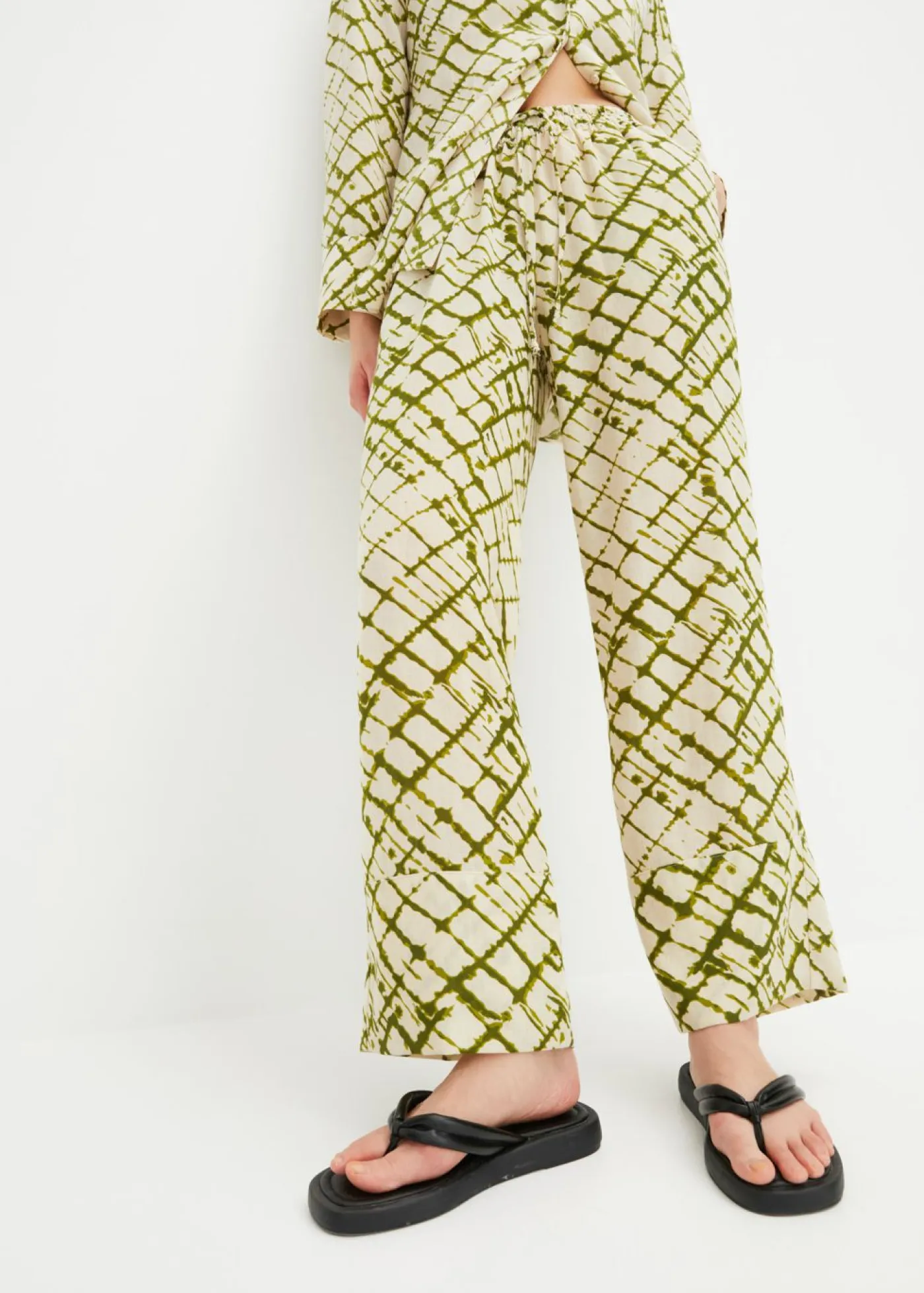 bonprix bonprix Pantalones>Pantalón ancho con estampado musgo oscuro-crudo estampado