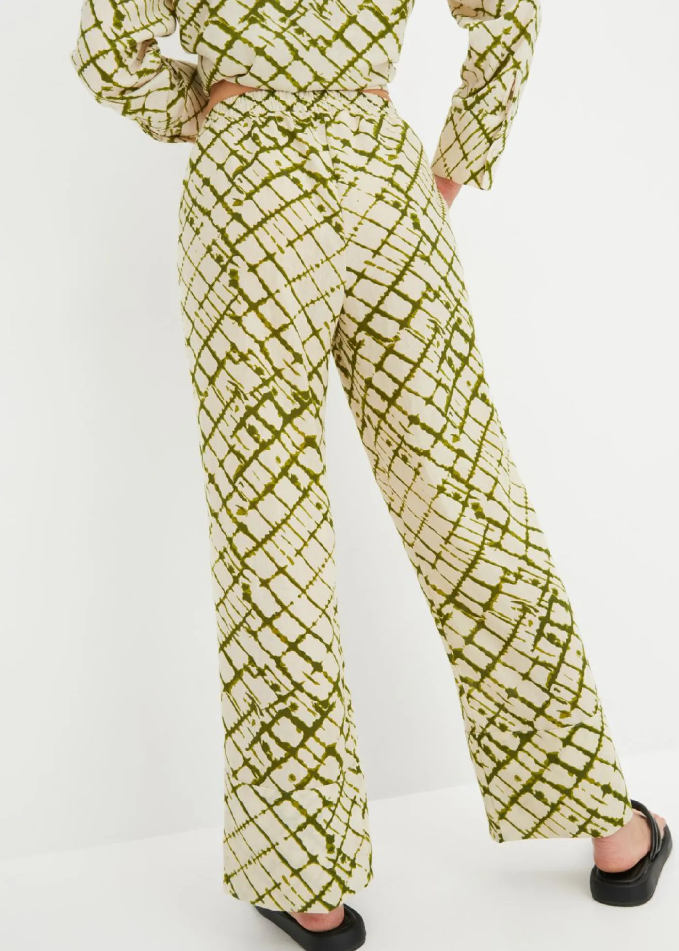 bonprix bonprix Pantalones>Pantalón ancho con estampado musgo oscuro-crudo estampado