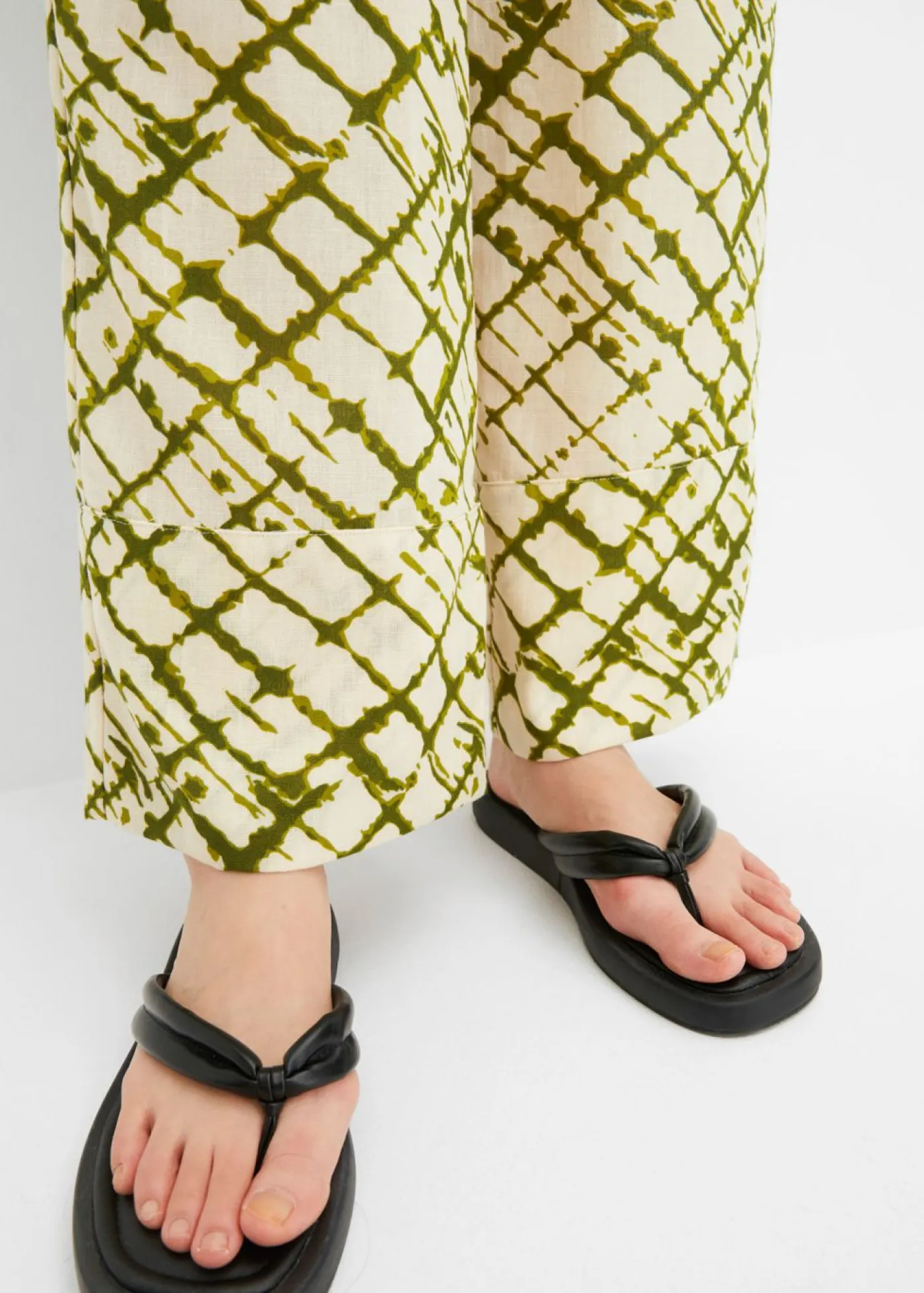 bonprix bonprix Pantalones>Pantalón ancho con estampado musgo oscuro-crudo estampado