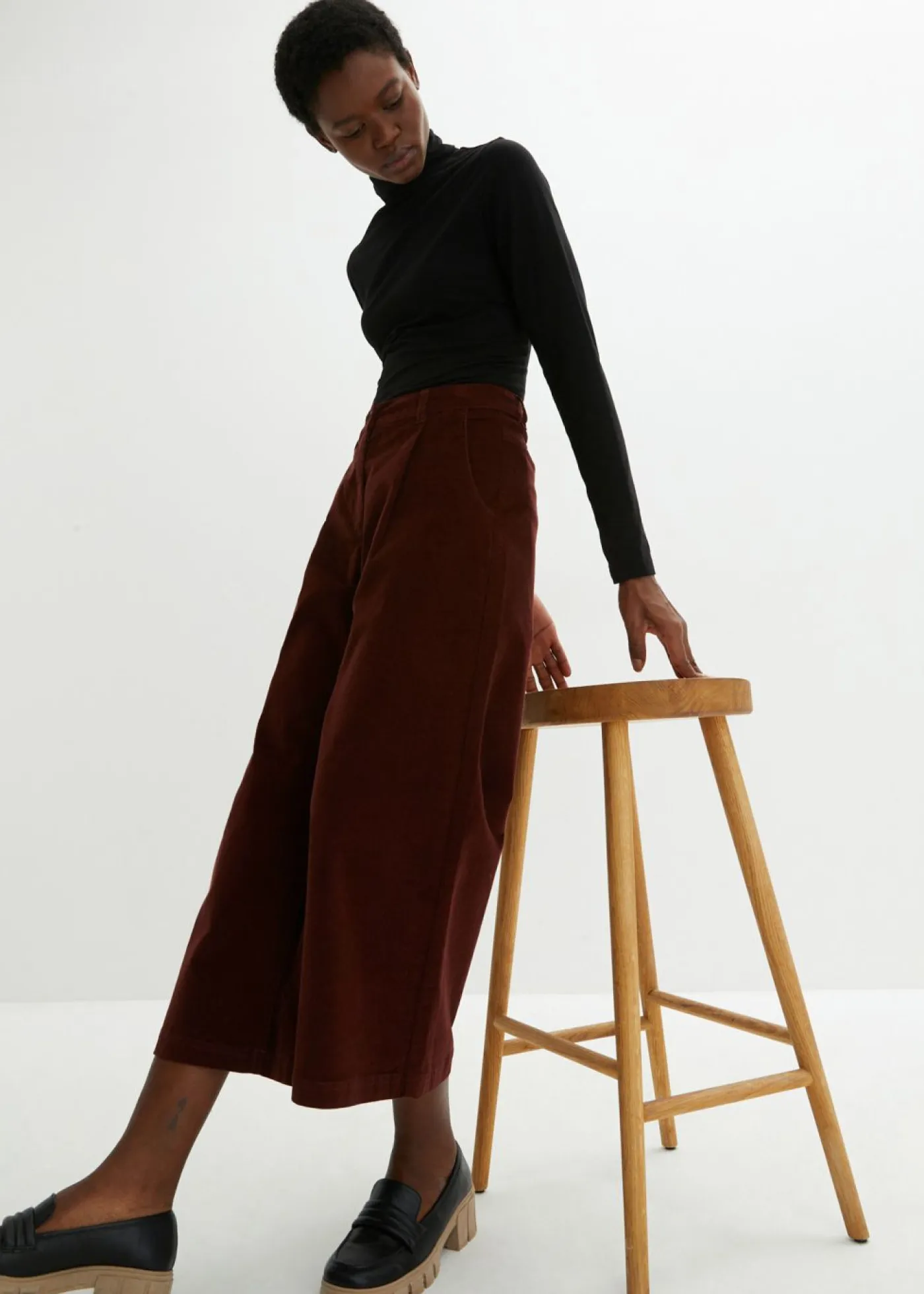 Mujer bonprix bonprix Pantalón ancho de pana elástica con cintura cómoda high waist, largo 7/8